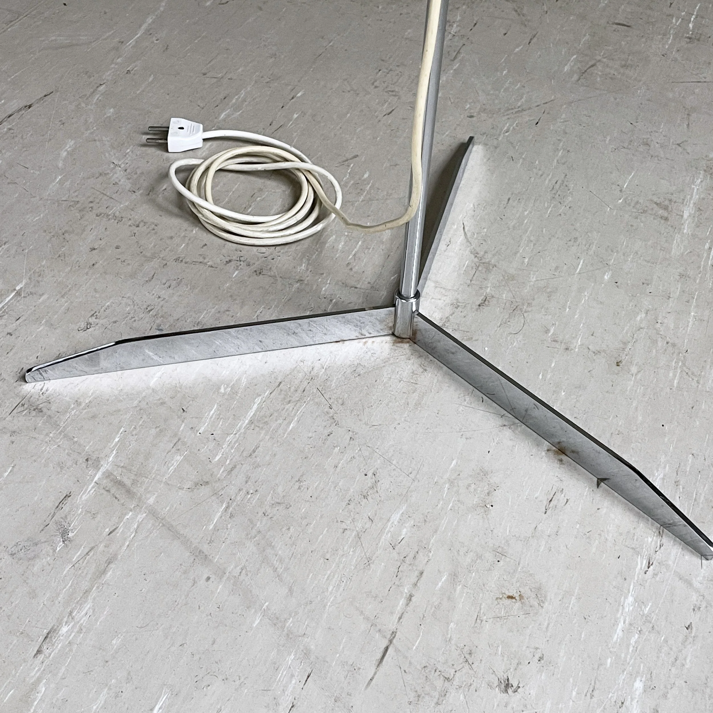 ModernEra_Ständerlampe_hoehenverstellbar_Acrylglas_IMG_6846.jpg