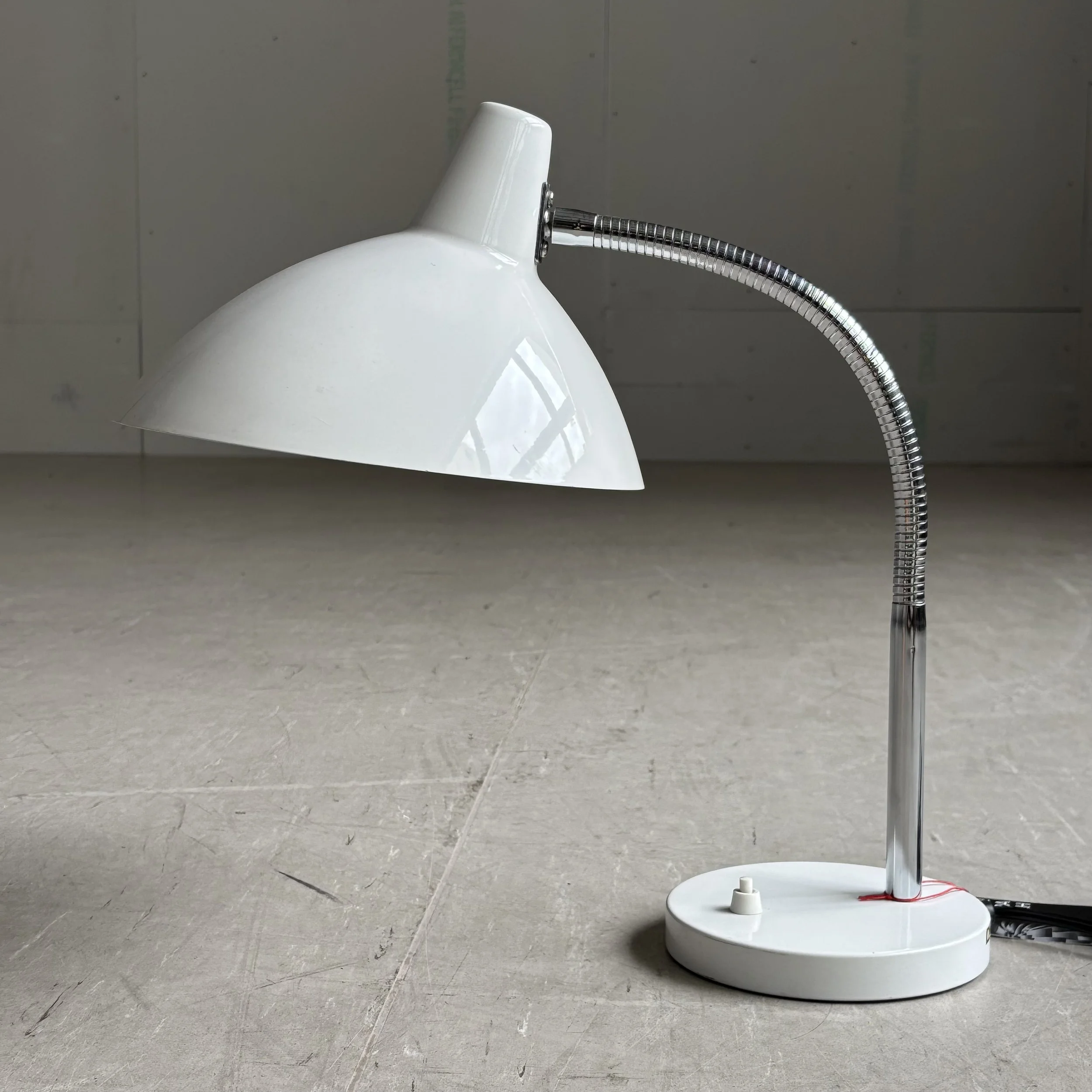 ModernEra_Regent_Tischlampe_weiss_8006.jpg