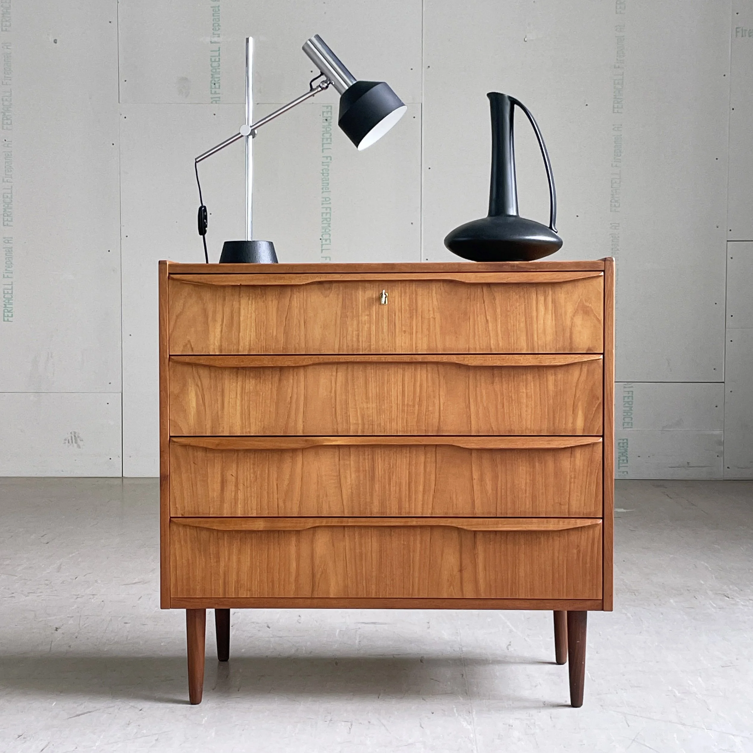 ModernEra_Teak_Kommode_2992 2.JPG