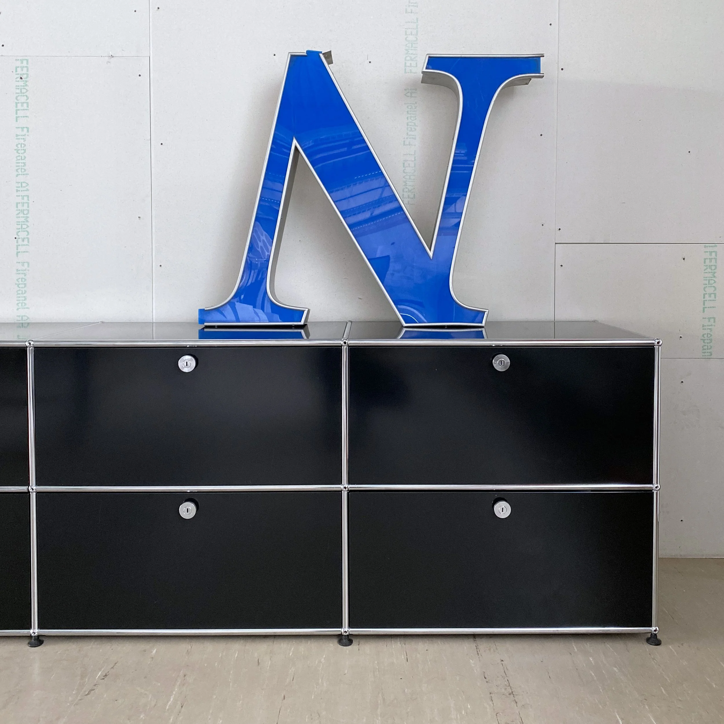 USM Haller schwarz.3.JPG