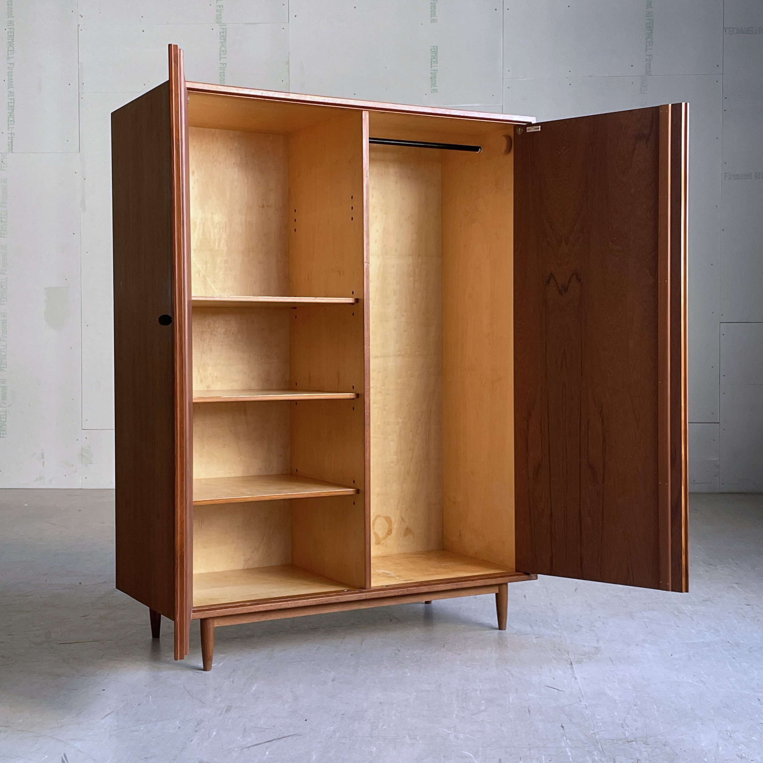ModernEra_Swiss_Teak_Kleiderschrank_4734.jpg