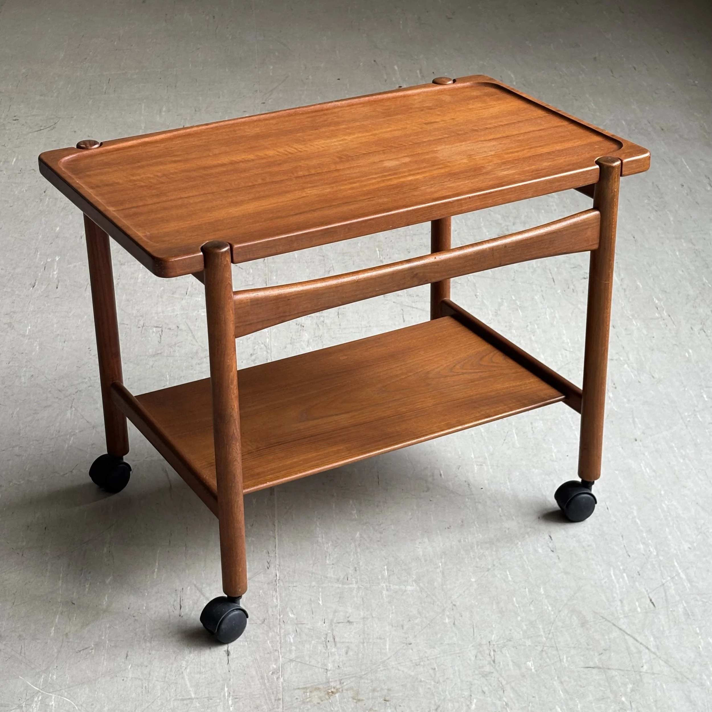 ModernEra_Hans_Wegner_Trolley_8018.jpg