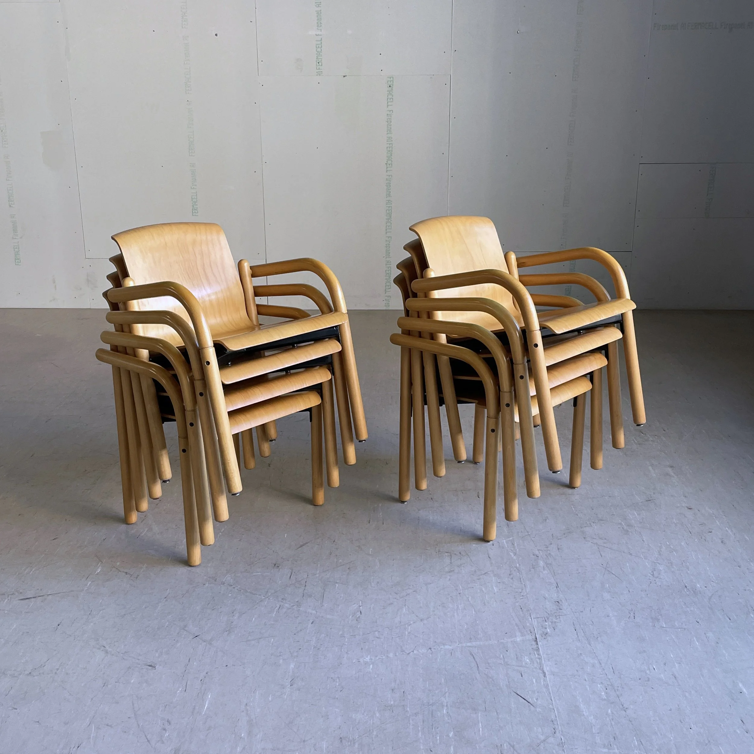 ModernEra_Thonet_Stapelbar6634.JPG