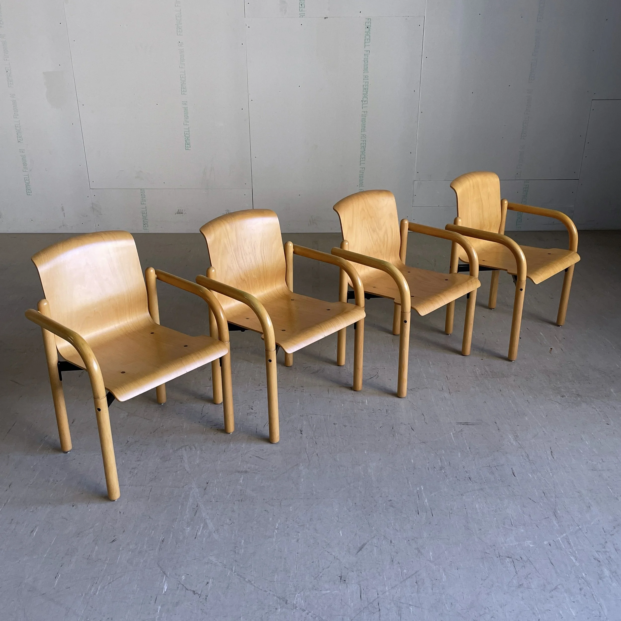 ModernEra_Thonet_Stapelbar6608.jpg