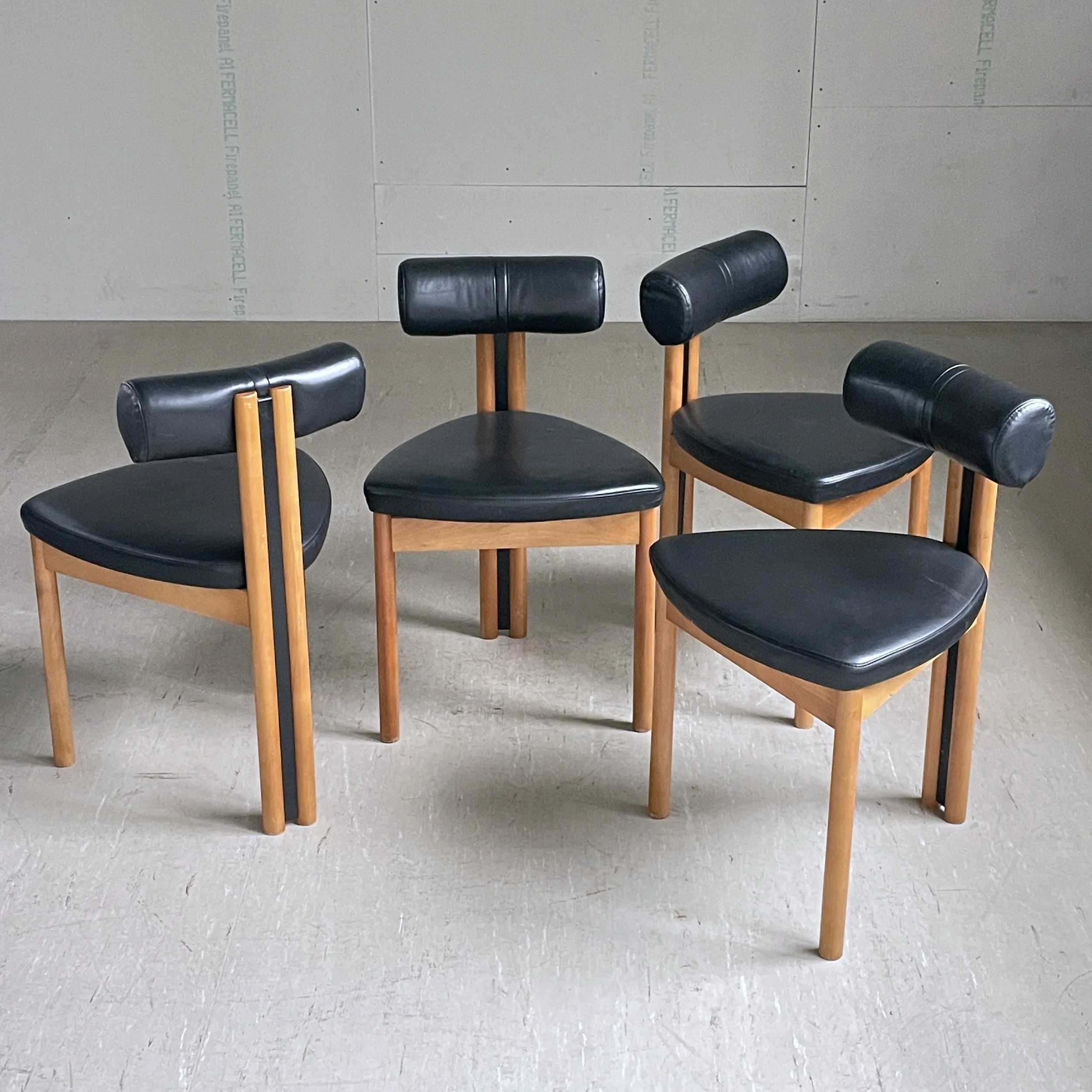 ModernEra_Essstühle_dreibeinig_6716 2.jpg