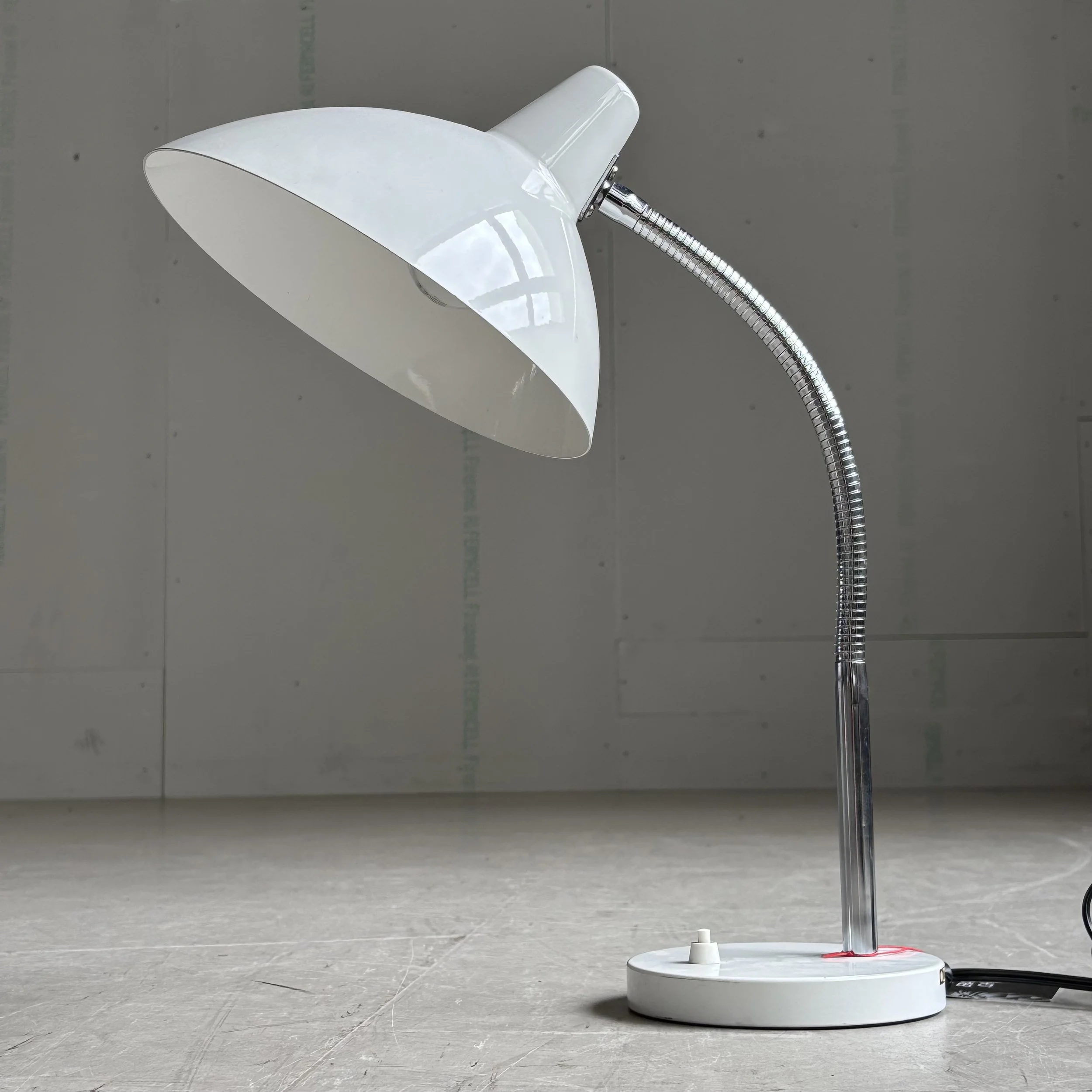 ModernEra_Regent_Tischlampe_weiss_8008.jpg