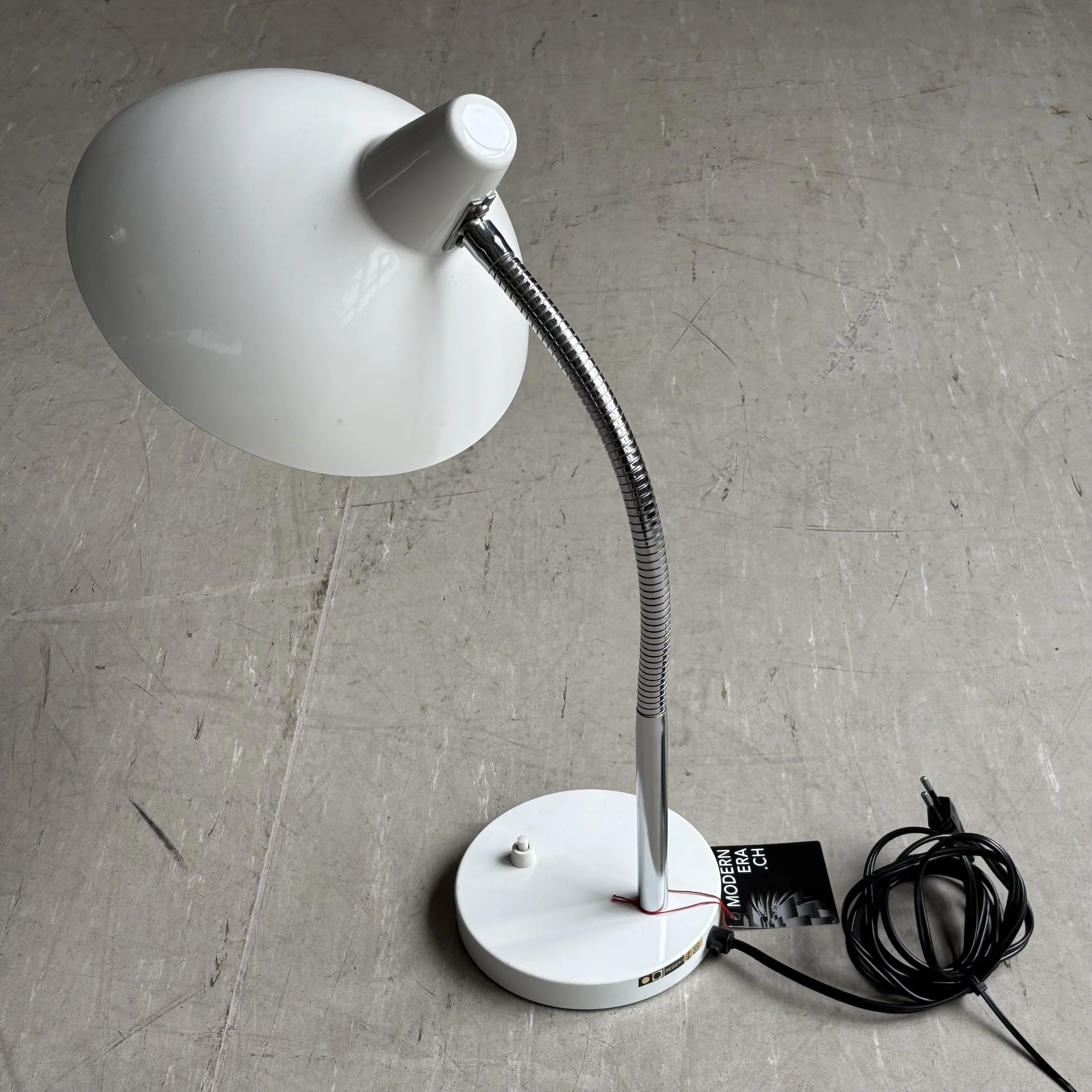 ModernEra_Regent_Tischlampe_weiss_8005.jpg