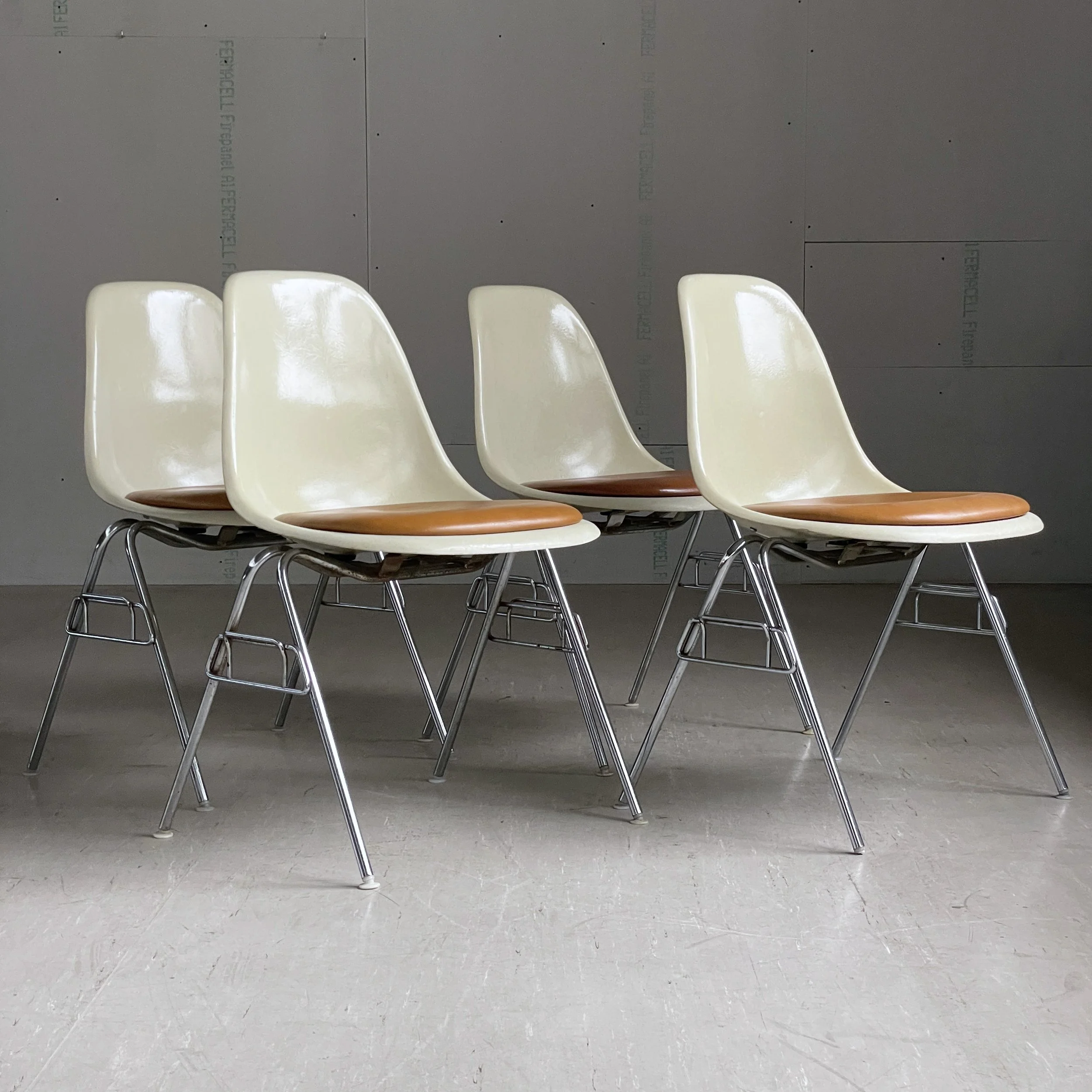 Eames Side Chair_ocker.1.JPG