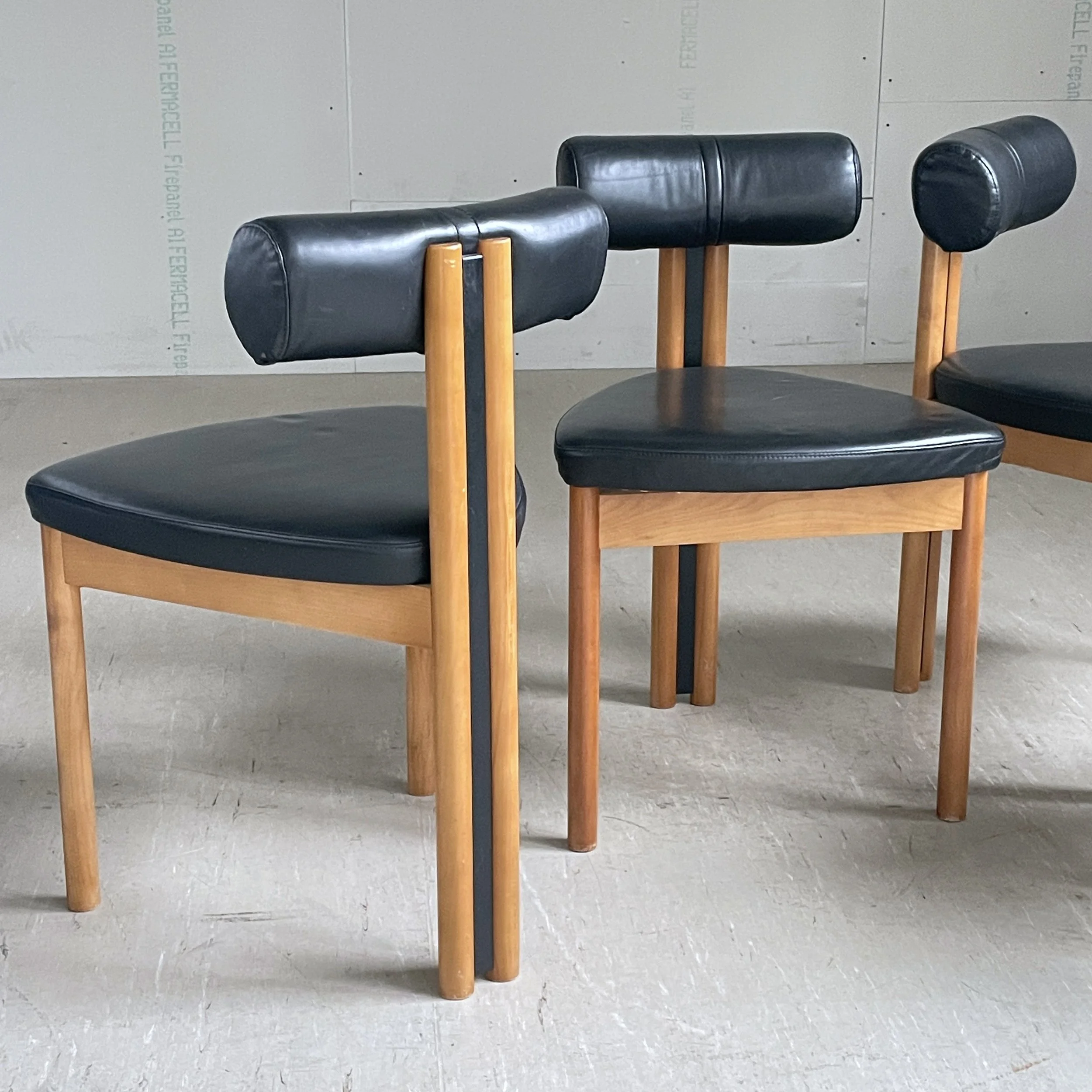 ModernEra_Essstühle_dreibeinig_6719 2.jpg