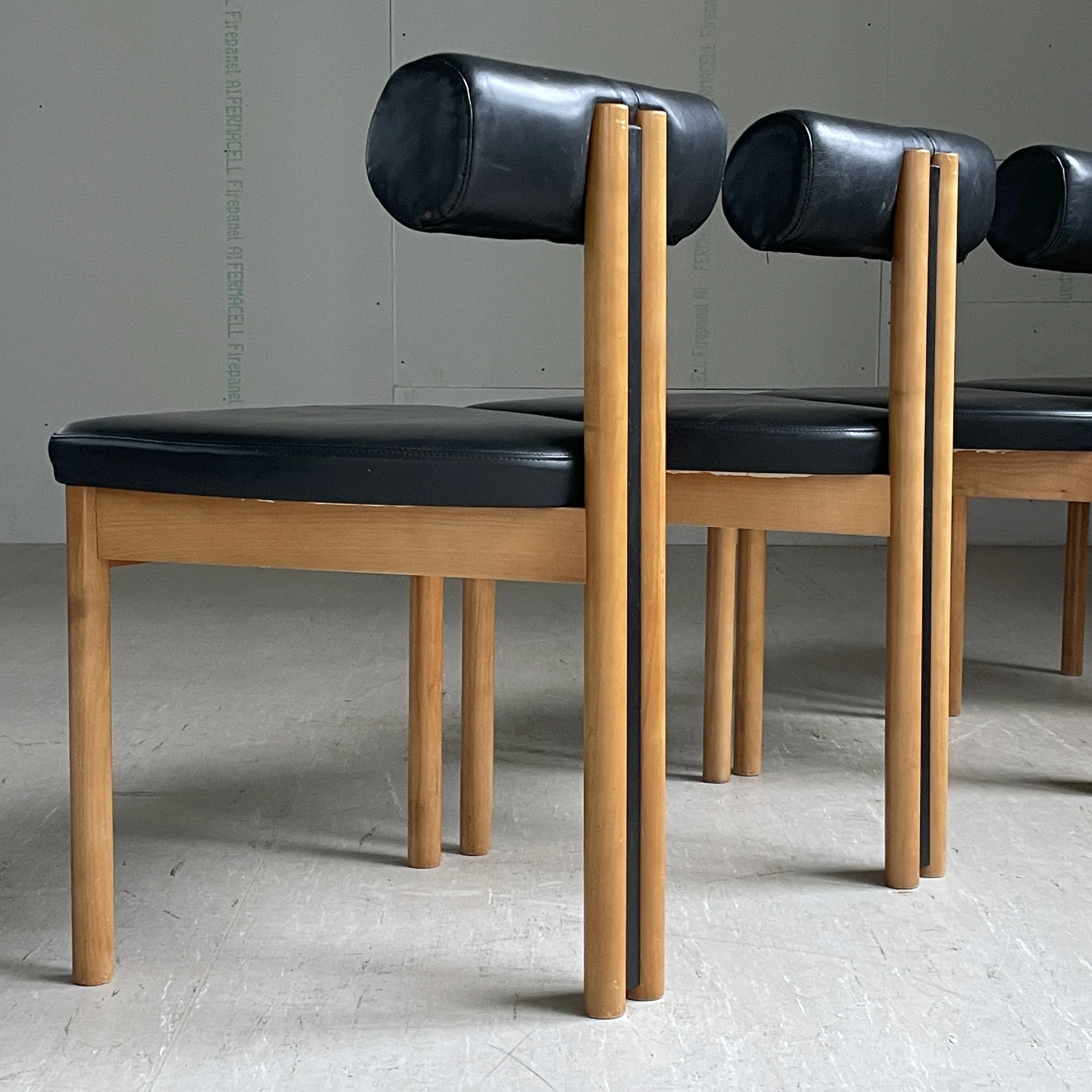 ModernEra_Essstühle_dreibeinig_6726 2.jpg