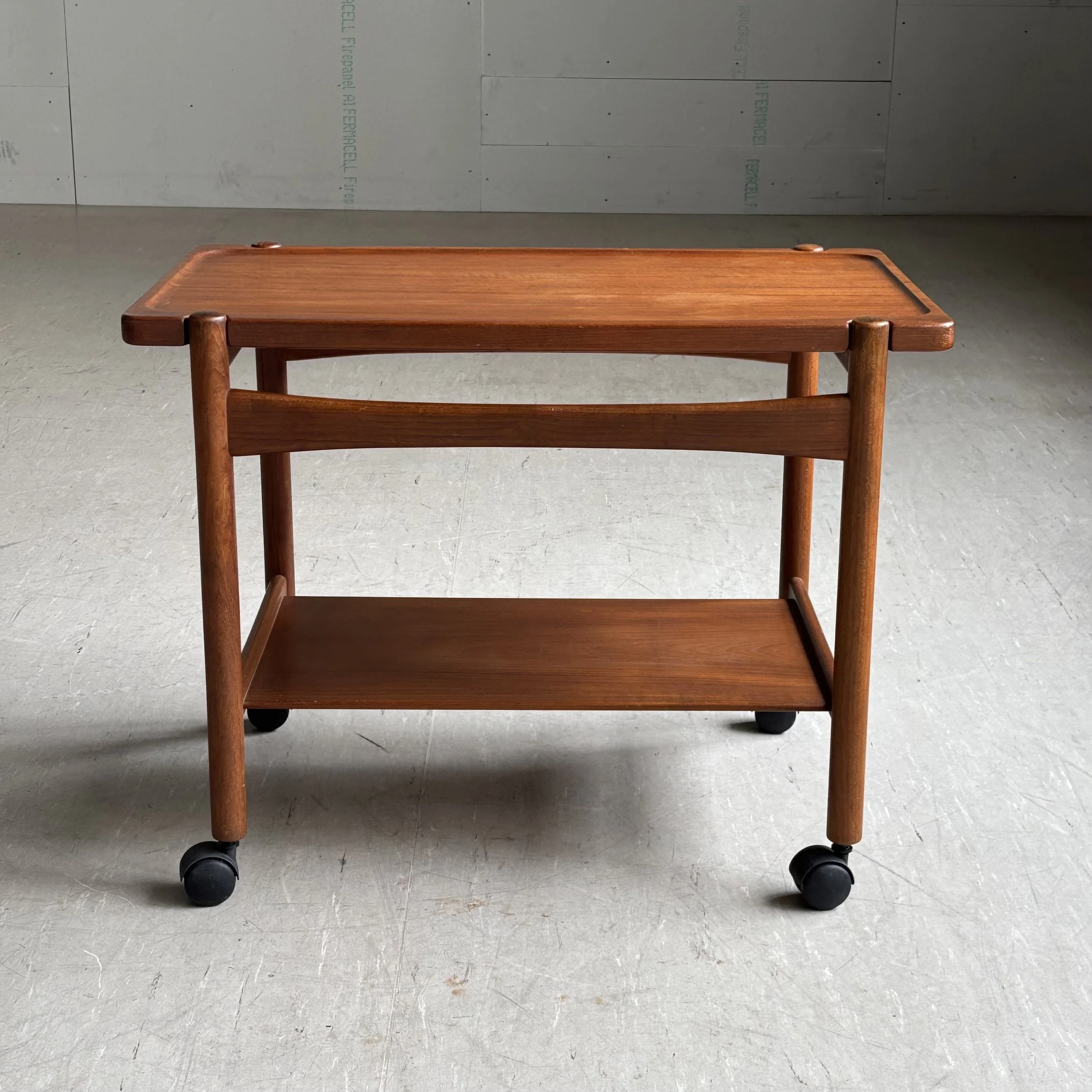 ModernEra_Hans_Wegner_Trolley_8015.jpg