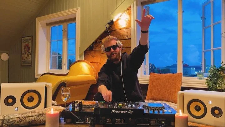 recorded a little night chill dj mix in a cabin in norway a while and and just uploaded it to my parteon 🌃✨

There&lsquo;s also a whole collection of exclusive dj mixes I recorded around the world - never uploaded to youtube - for you to watch :)

C
