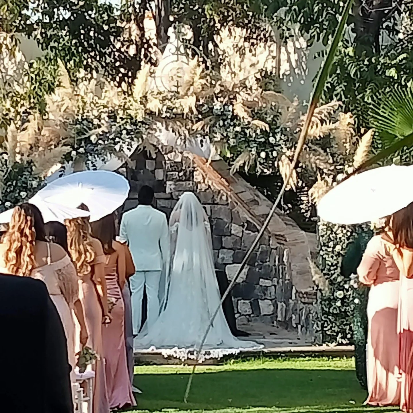 &ldquo;Gracias a esta hermosa pareja por confiar en Finca Santa Luc&iacute;a para celebrar su gran d&iacute;a ✨. Nos encanta ser parte de historias de amor que comienzan aqu&iacute;.&rdquo;#BodasEnPuebla #FincaSantaLuc&iacute;a #tubodaperfecta