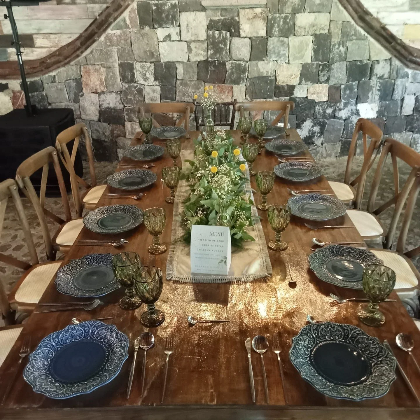 25 a&ntilde;os juntos merecen un lugar especial 💖 En Finca Santa Luc&iacute;a, celebramos el amor con elegancia y calidez. Re&uacute;ne a tus seres queridos y revive tu historia en un entorno natural. 🥂 &iexcl;Reserva tu fecha y brinda por el amor!