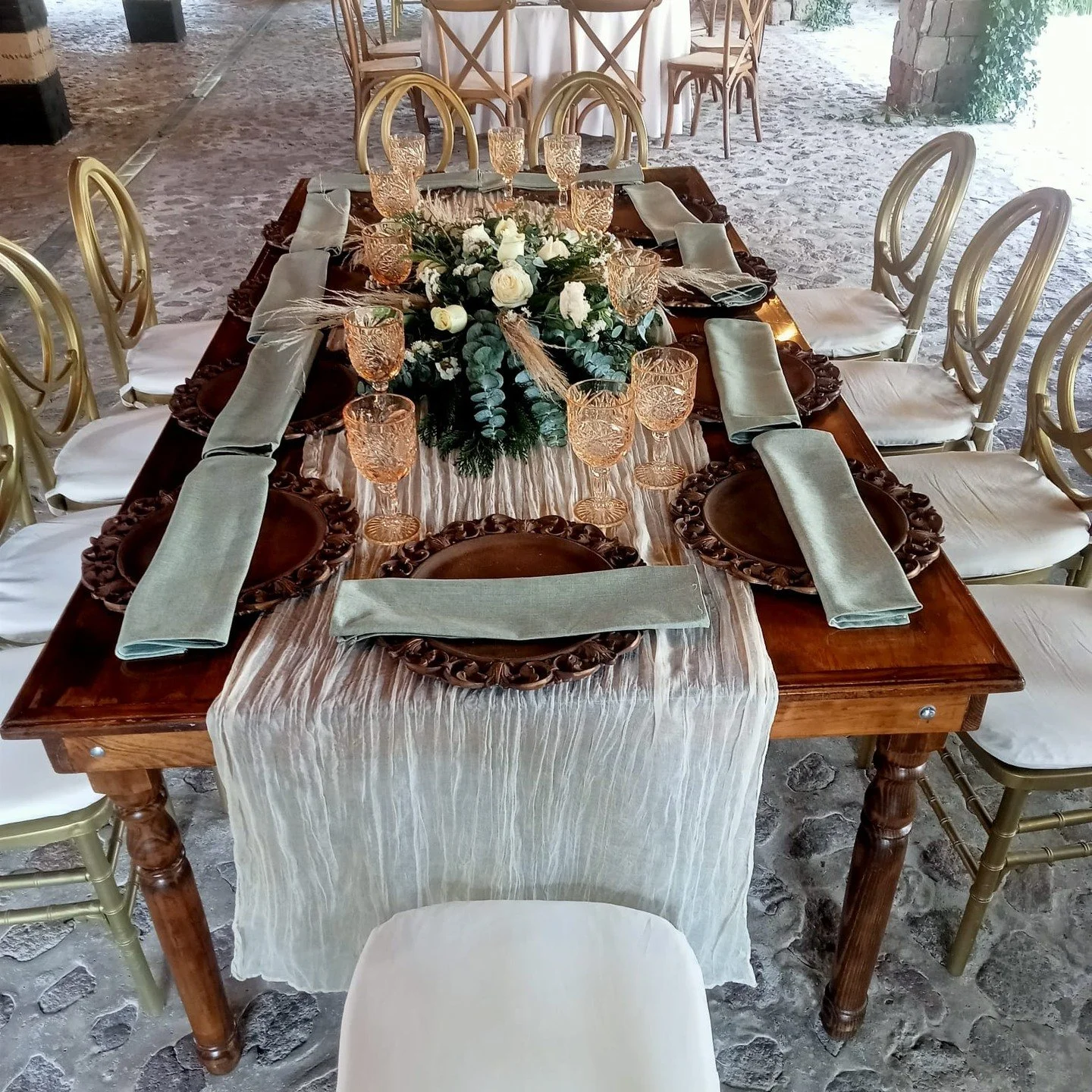 Un nuevo espacio para celebrar el amor ✨
En Finca Santa Luc&iacute;a nos llena de alegr&iacute;a presentar nuestra nueva capilla, un escenario dise&ntilde;ado para vivir ceremonias llenas de significado, belleza y emoci&oacute;n.
Cada detalle fue pen