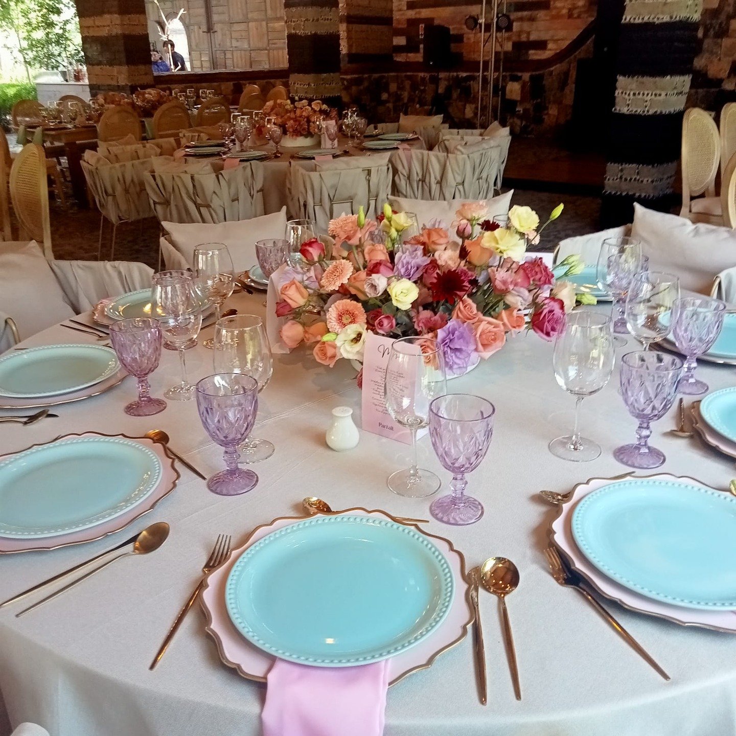 Si est&aacute;s planeando una boda, XV a&ntilde;os, primera comuni&oacute;n, bautizo o cualquier celebraci&oacute;n especial, en Finca Santa Luc&iacute;a encontrar&aacute;s el escenario perfecto para crear recuerdos inolvidables.
🌿 Jardines amplios 