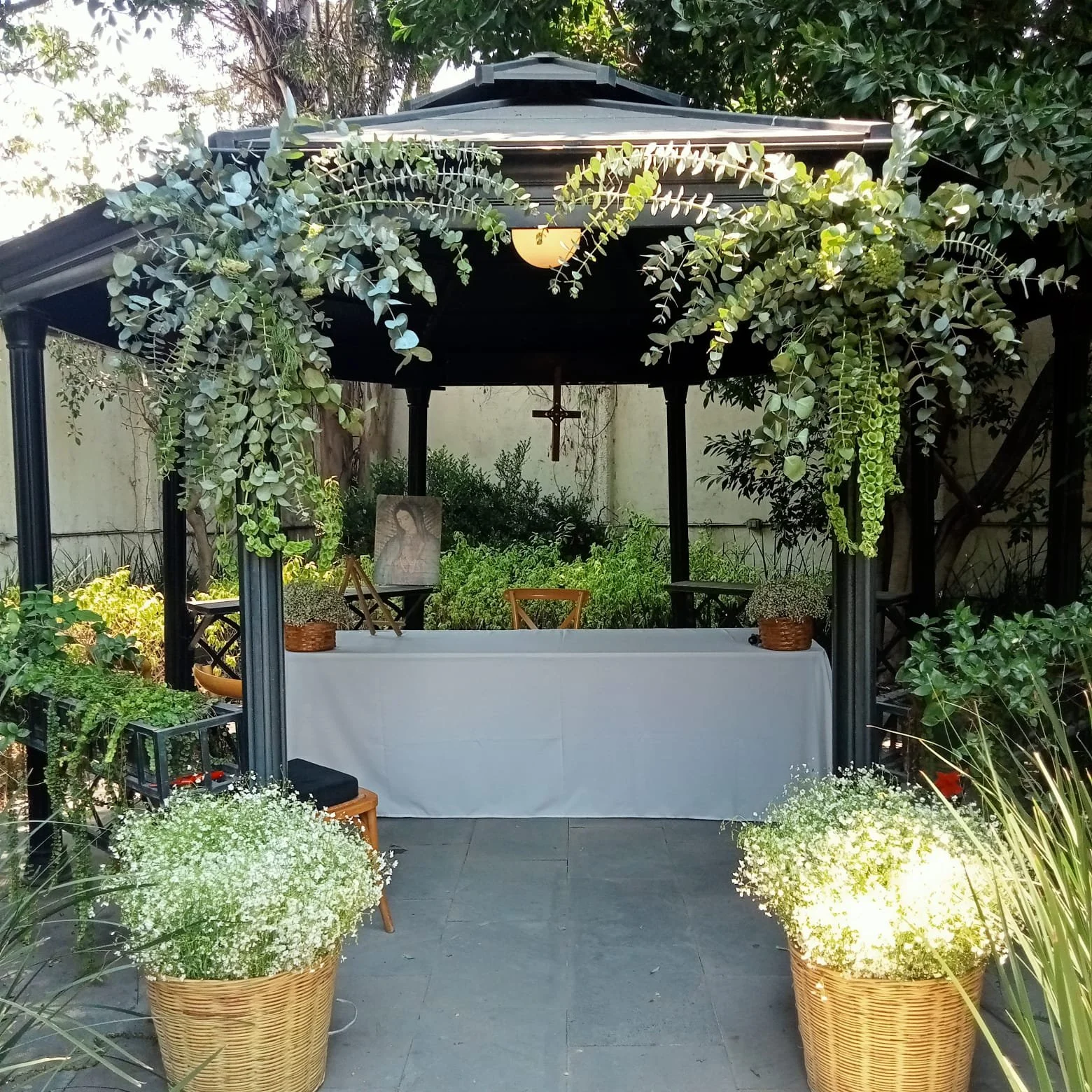 Personaliza tu evento y haz de la Primera Comuni&oacute;n un recuerdo inolvidable en un entorno natural y elegante.
⛪ Dos capillas llenas de encanto y tradici&oacute;n, perfectas para la ceremonia.
🌿 Un kiosko rodeado de naturaleza, ideal para compa