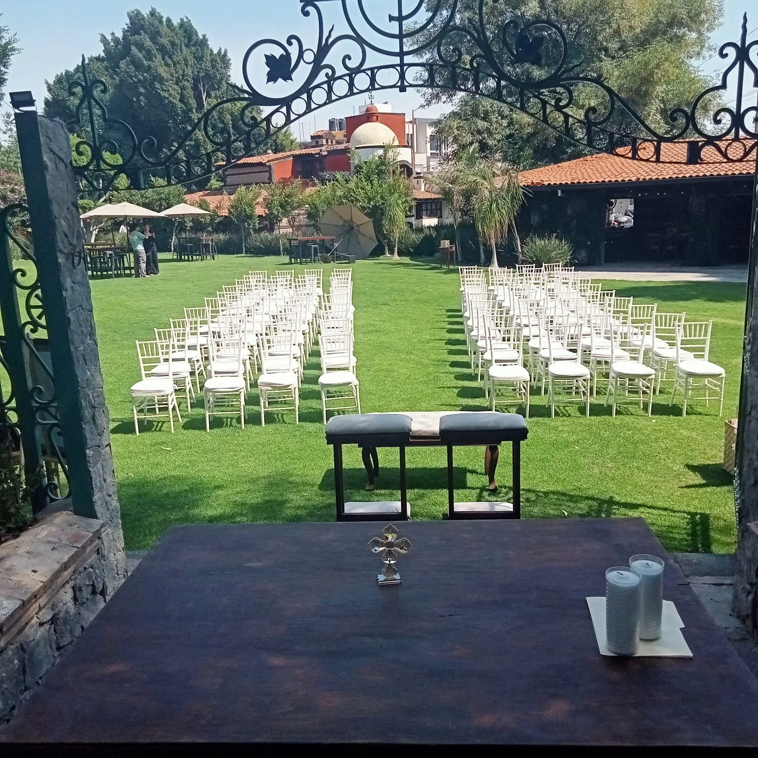 El d&iacute;a m&aacute;s importante de tu vida merece un escenario &uacute;nico. En Finca Santa Luc&iacute;a contamos con:
⛪ Dos capillas llenas de encanto y tradici&oacute;n, perfectas para tu ceremonia.
🌿 Un kiosko rodeado de naturaleza, ideal par