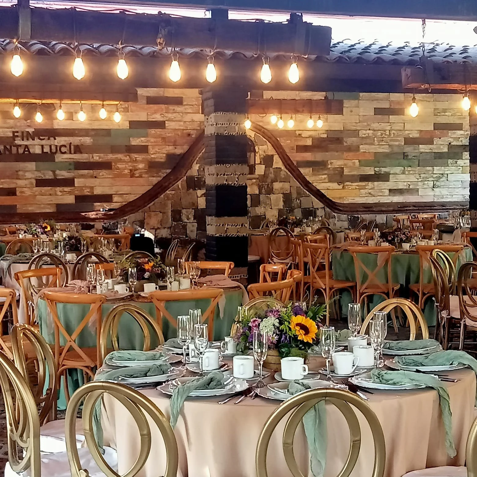 Nuestros jardines y espacios ofrecen el escenario perfecto para todo tipo de celebraciones:
💍 Bodas
👑 XV a&ntilde;os
🎓 Graduaciones
👶 Bautizos
🙏 Primeras Comuniones
🎉 Fiestas Infantiles
🎂 Cumplea&ntilde;os y aniversarios
🌟 Personaliza tu even