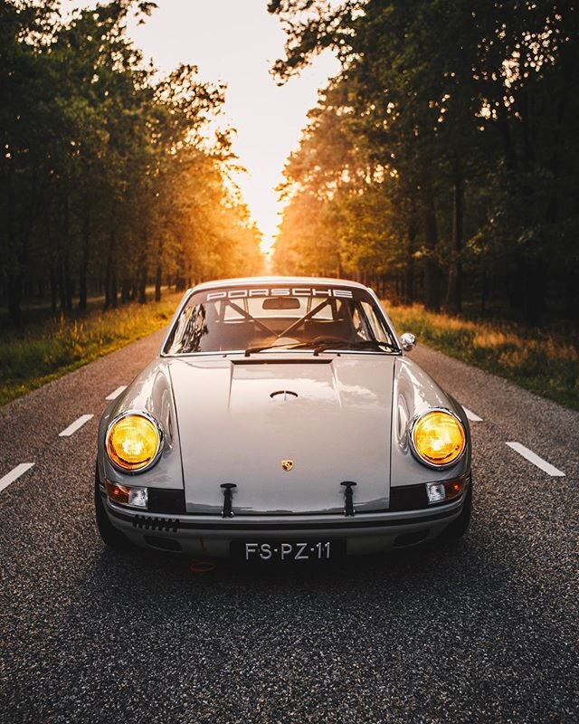 Open roads.
📸 @jaccobrinkdesign .
.

#porsche #porsche911 #911 #911s #911st #911r #911rsr #911outlaw #911backdate #911sc #classic911 #porsche911r #heckmotorsportwagen #getoutanddrive #aircooled #outlaw #flatsix #aflat6loveaffair #drivetastefully #dr