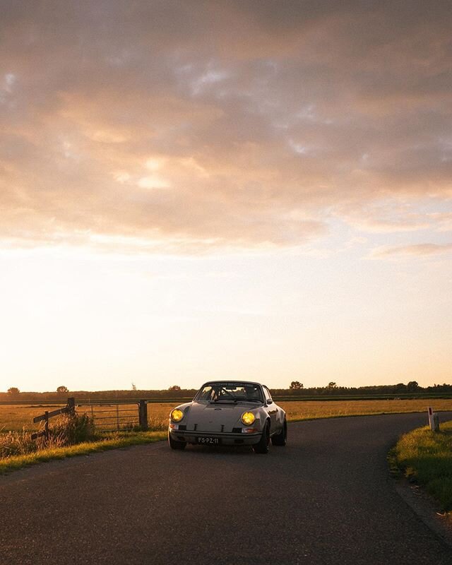 Get out and drive!
📸 @lostercone .
.

#porsche #porsche911 #911 #911s #911st #911r #911rsr #911outlaw #911backdate #911sc #classic911 #porsche911r #heckmotorsportwagen #getoutanddrive #aircooled #outlaw #flatsix #aflat6loveaffair #drivetastefully #d