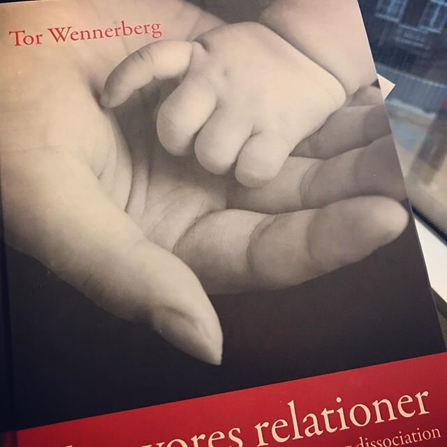 Faglig update p&aring; vejen til supervision - En bog om #tilknytning, #mentalisering #traumer og #relationer 
Kan virkeligt anbefales hvis du vil vide mere om #tilblivelsesprocesser gennem sociale interaktioner
