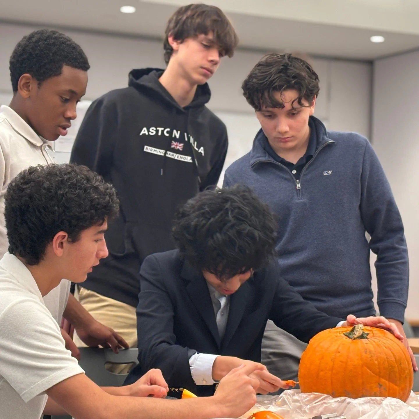 Upper School advisories got into the Halloween spirit with pumpkin carving! ⁠🎃
We're looking forward to our Lower School Halloween Parade tomorrow afternoon on 62nd Street. Families and caregivers are invited to spread out along the sidewalk to watc