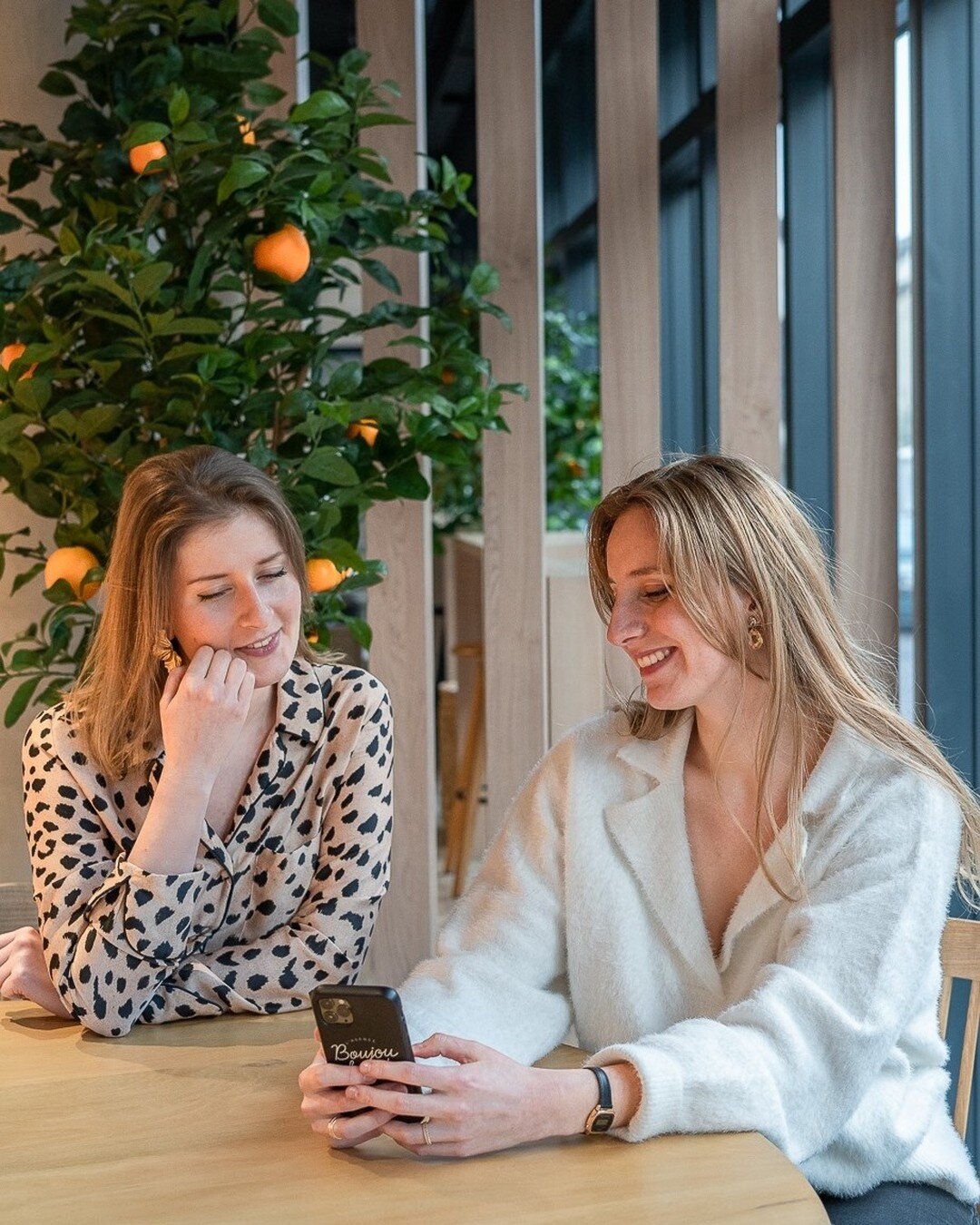 Vous connaissez notre team CM de choc ? 💥

Pour les retardataires, voici Chlo&eacute; et Juliette : notre duo d&rsquo;expertes social media !

Fra&icirc;chement dipl&ocirc;m&eacute;es d&rsquo;un Master Marketing &agrave; l&rsquo;IAE de Rouen, elles 