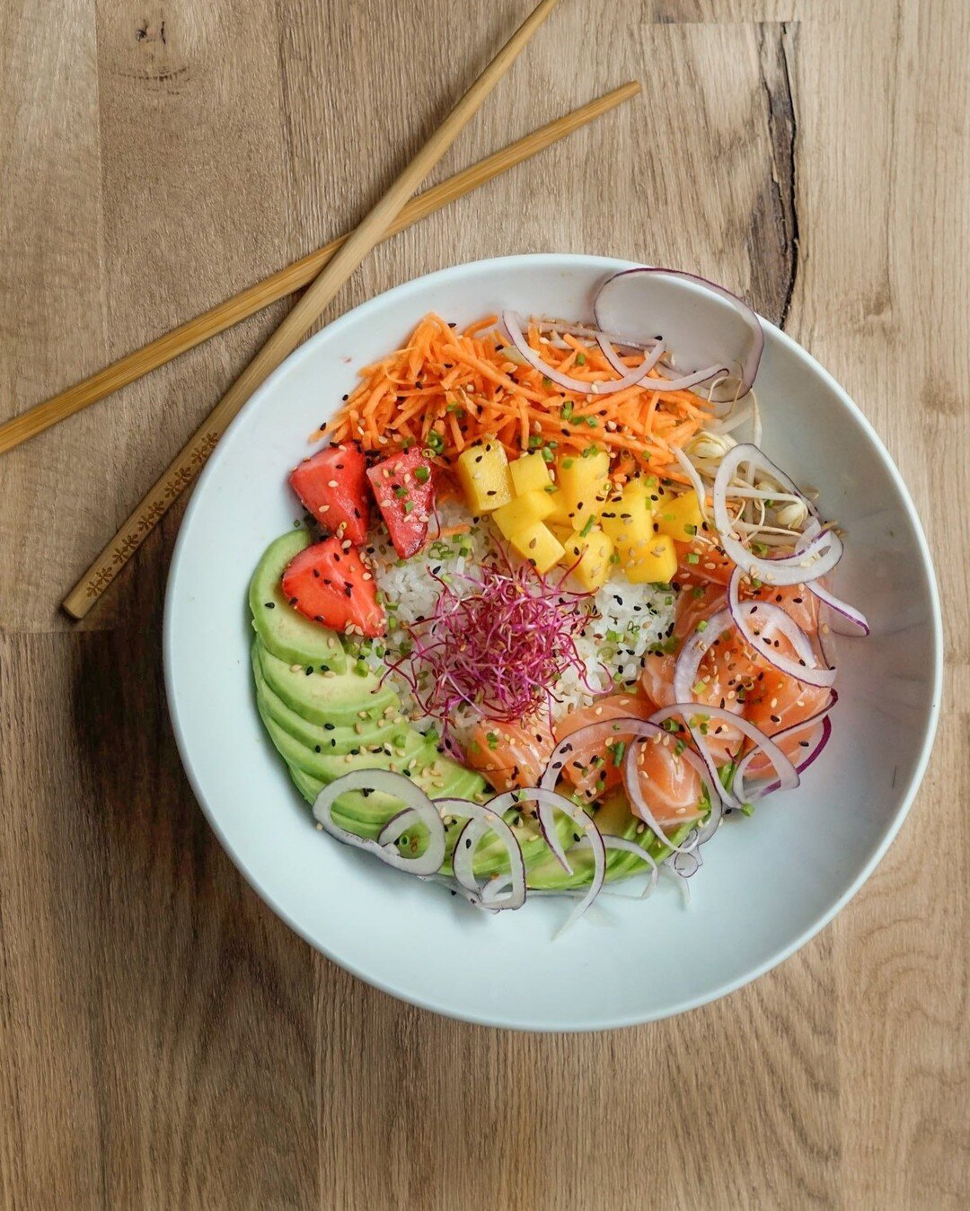 [FOCUS FOOD]
Les poke bowls, vous connaissez ? 😋

Ce plat a envahi la sph&egrave;re Instagram depuis ces derni&egrave;res ann&eacute;es : son hashtag a &eacute;t&eacute; utilis&eacute; plus d&rsquo;1 million de fois !
Le concept : un bol ayant pour 