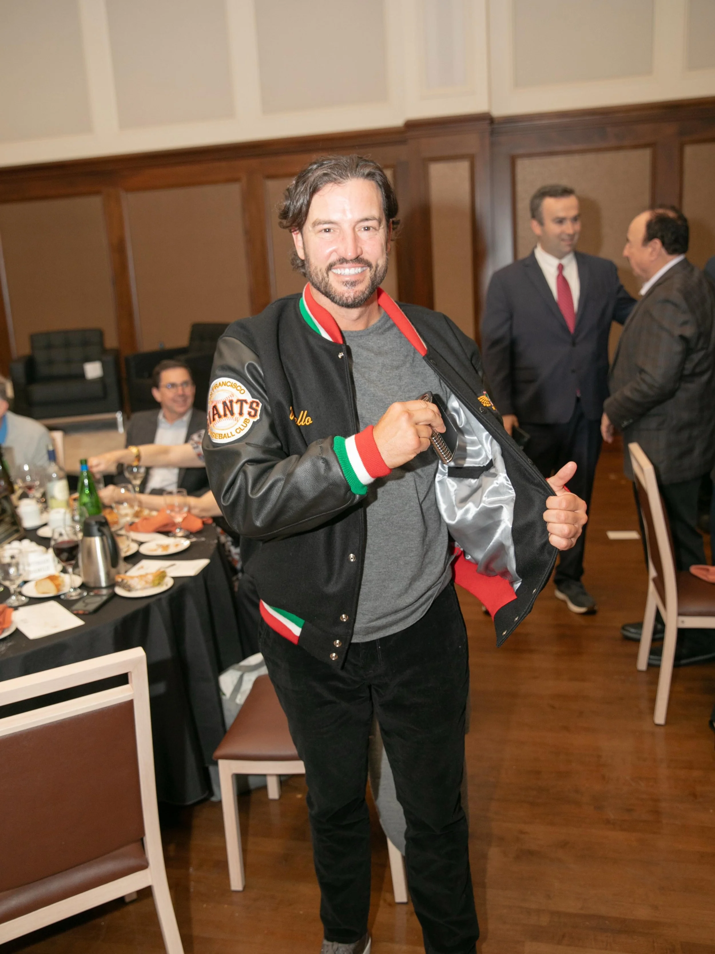 What an honor to welcome @sfgiants Manager Tony Vitello as the newest member of the @sfitalianathleticclub  The Vitello family could not have been nicer and truly are now a part of our 🌉🇮🇹 family.  Thank you to the @sfgiants for their continued su