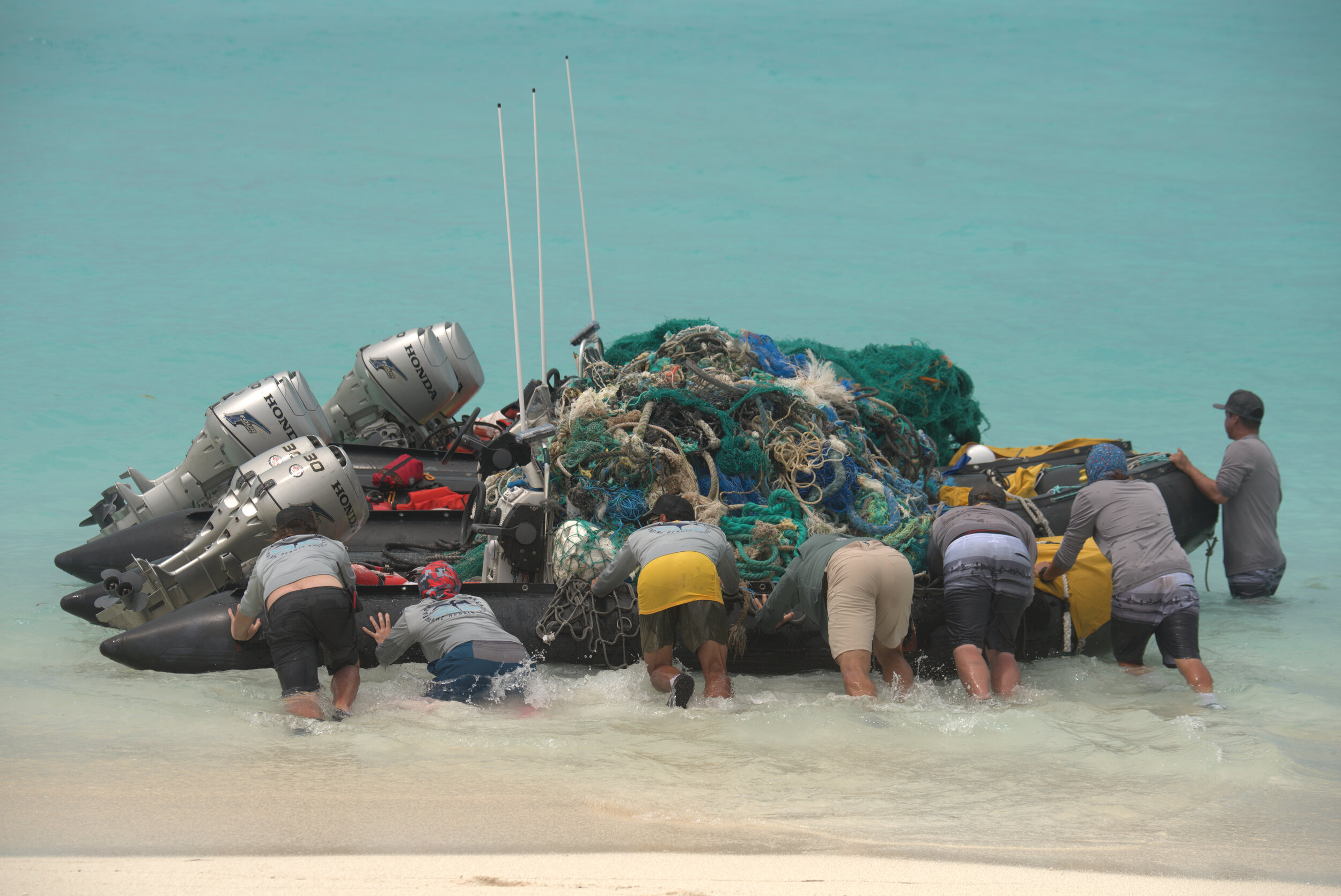 16. Team Push Effort Full Boats On Holaniku.jpg