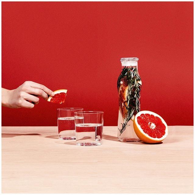 Hydration Vibes by @go.flatland .
.
.
.
.
#beverages #hydration #tabletopphotography #summervibes #foodphotography
