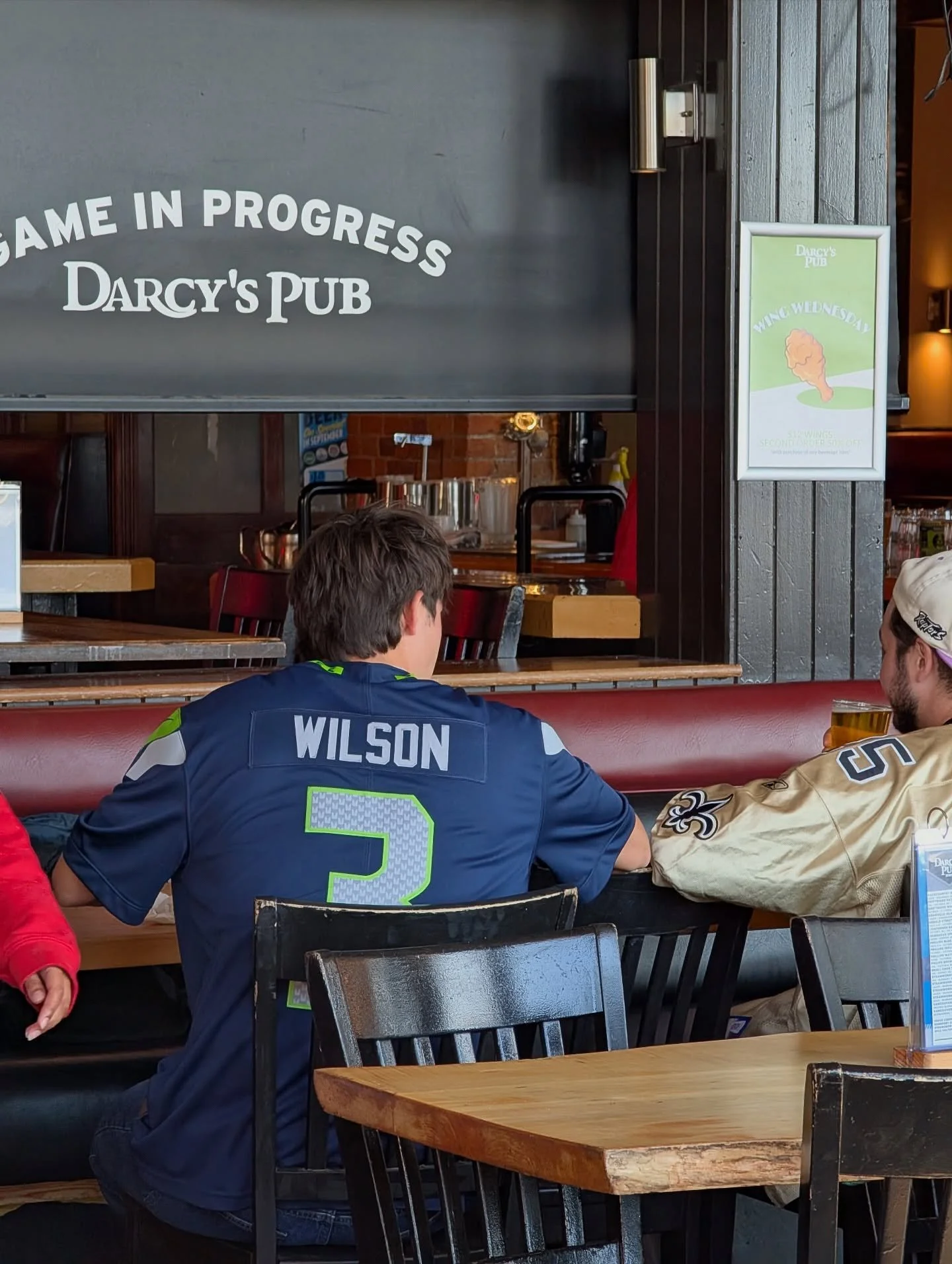 Football Sunday 🏈 2 for 1 wings + drink specials 🍗🍻 

PLUS a chance to win Seahawks tickets 👀

#downtown #victoria #livemusic #gamenights #victoriaevents #musicbingo #coverbands #foodspecial #vicfoodie #viceats #nightlife #weekdayevents #localart