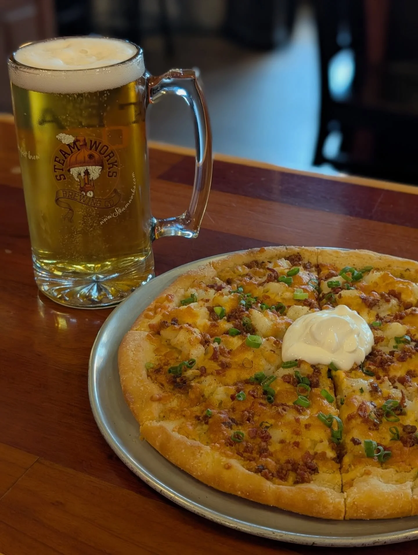 Pizza &amp; a pitcher of beer for $20 every Monday 🍕🍻

#downtown #victoria #livemusic #gamenights #victoriaevents #musicbingo #coverbands #foodspecial #vicfoodie #viceats #nightlife #weekdayevents #localartists