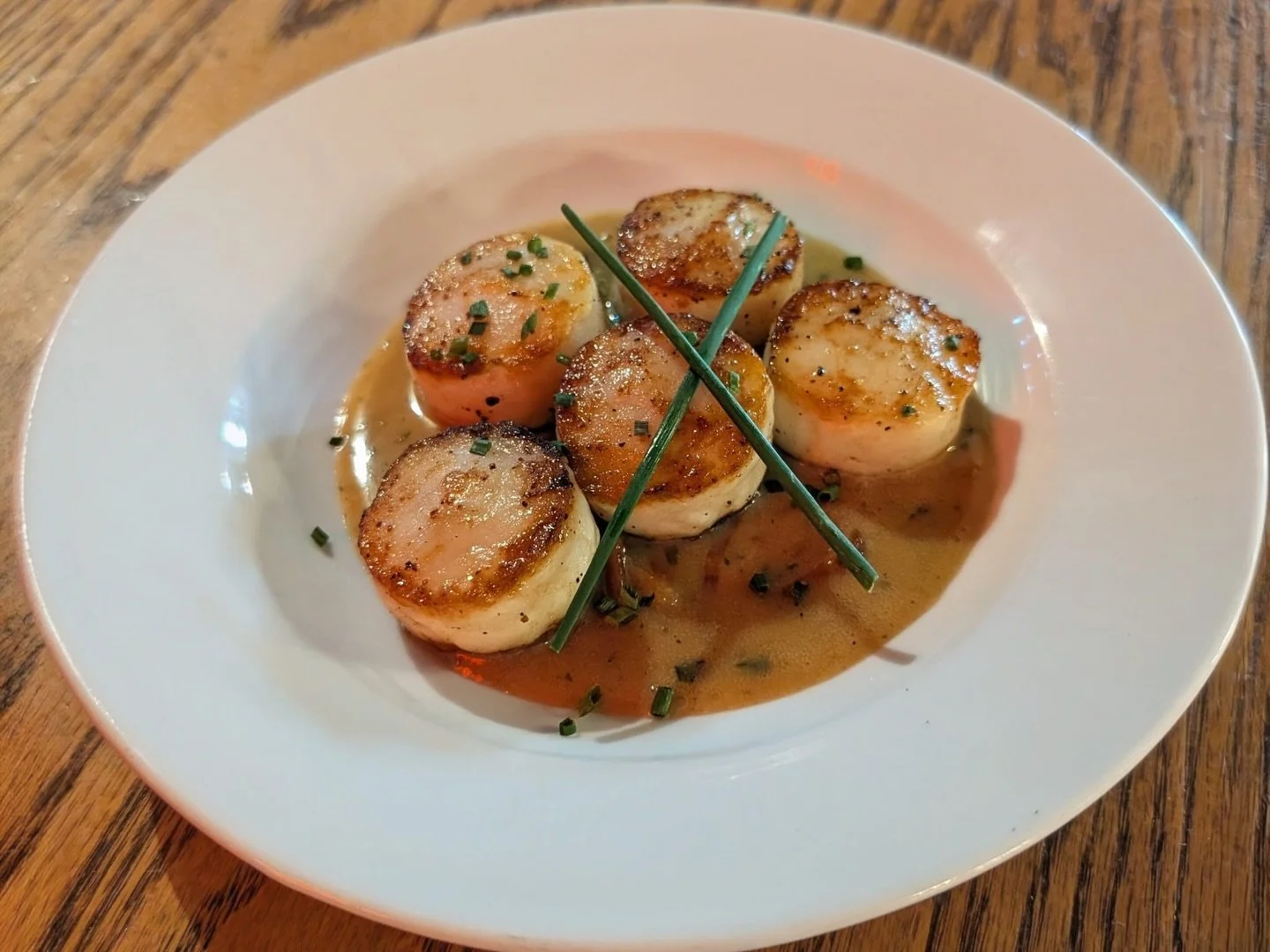 This weekends fresh sheet 🔥 

Maple bacon scallops 🍁🥓 
Mushroom pea risotto 🍄&zwj;🟫🫛
Jerk chicken tacos 🌶️🌮 

#downtown #victoria #livemusic #gamenights #victoriaevents