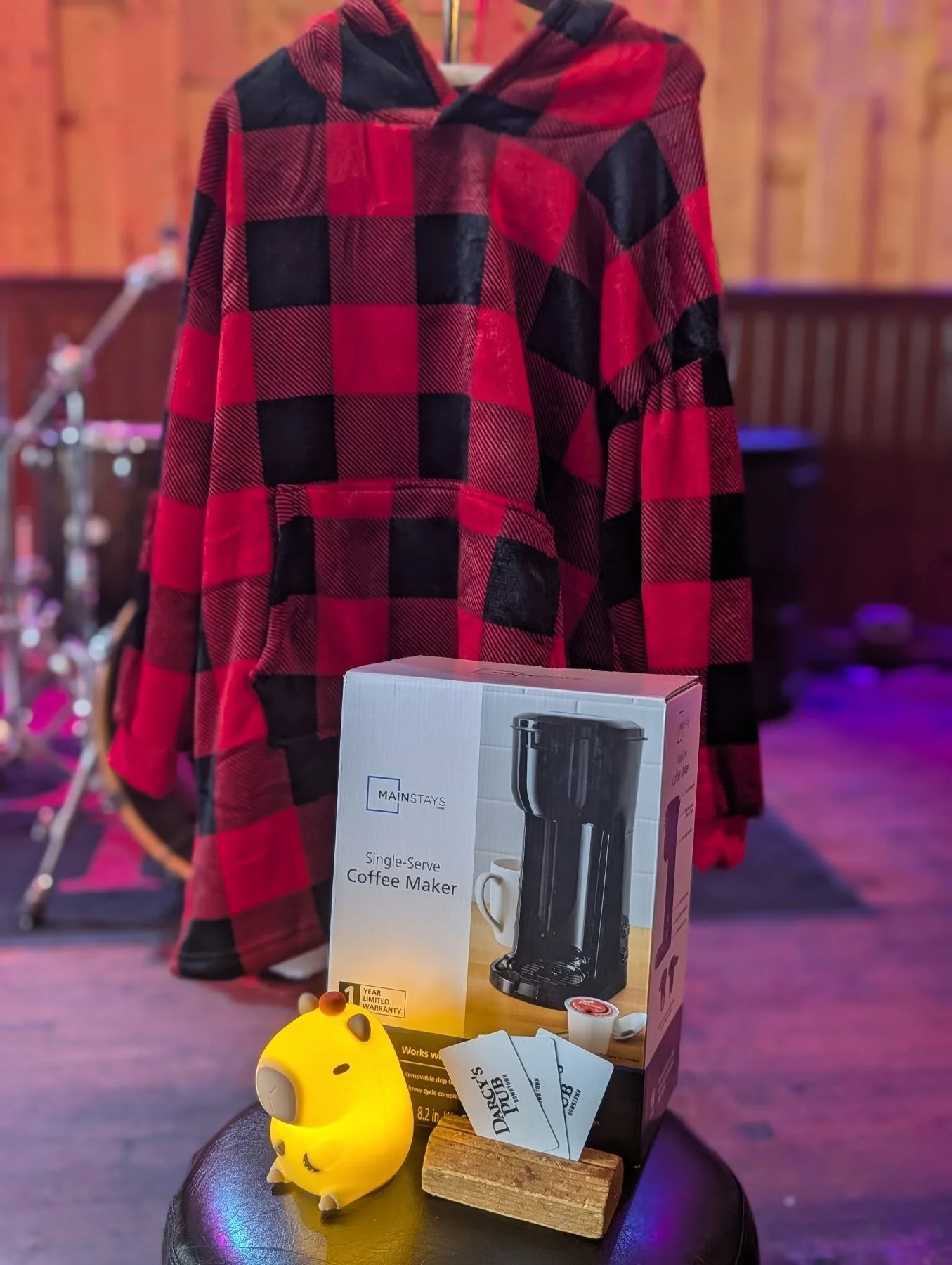 We are getting cozy today with our bingo prizes. Snuggy, coffee maker and a squeezable capybara lamp up for grabs! See you at 8!

#musicbingo #weekdayevents #yyjevents #downtownvictoria