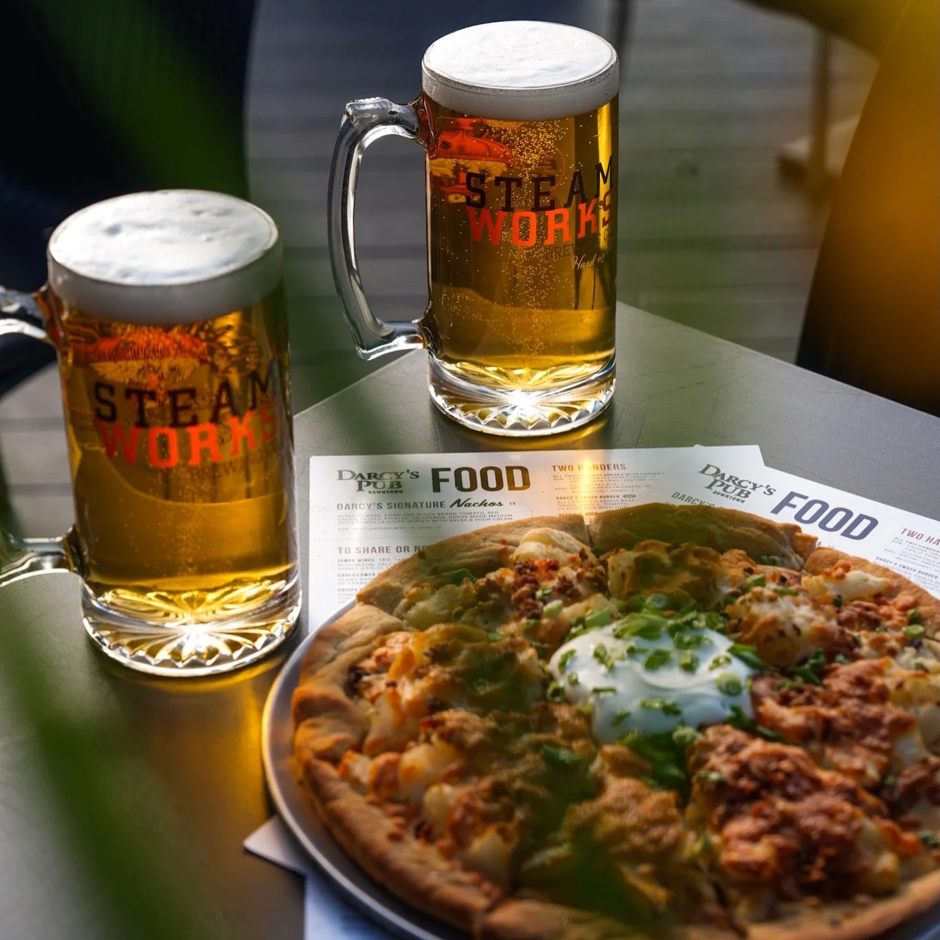 🍻🍕

Start the week off right 🗓️

&bull;20oz pour

&bull;10inch pie

Beer🤝Pizza on special

#yyjeats #yyjdrinks #draftbeer