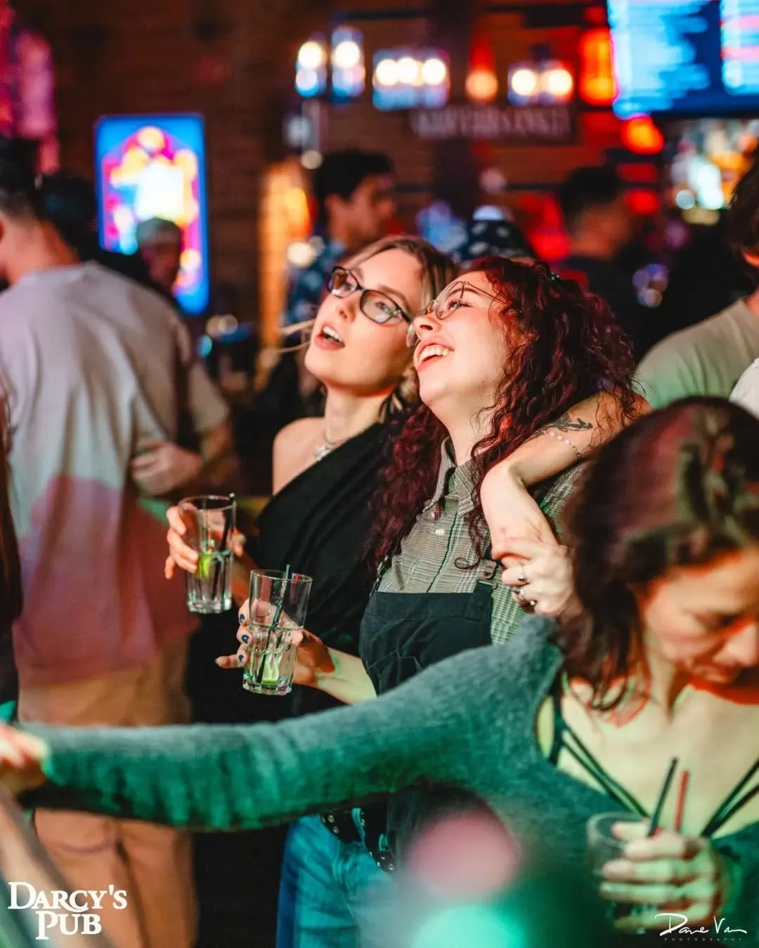 Looking at you - looking at @linggomusic 👀😍

Photos by @davevanphoto 

#livemusic #coverbands #downtownvictoria