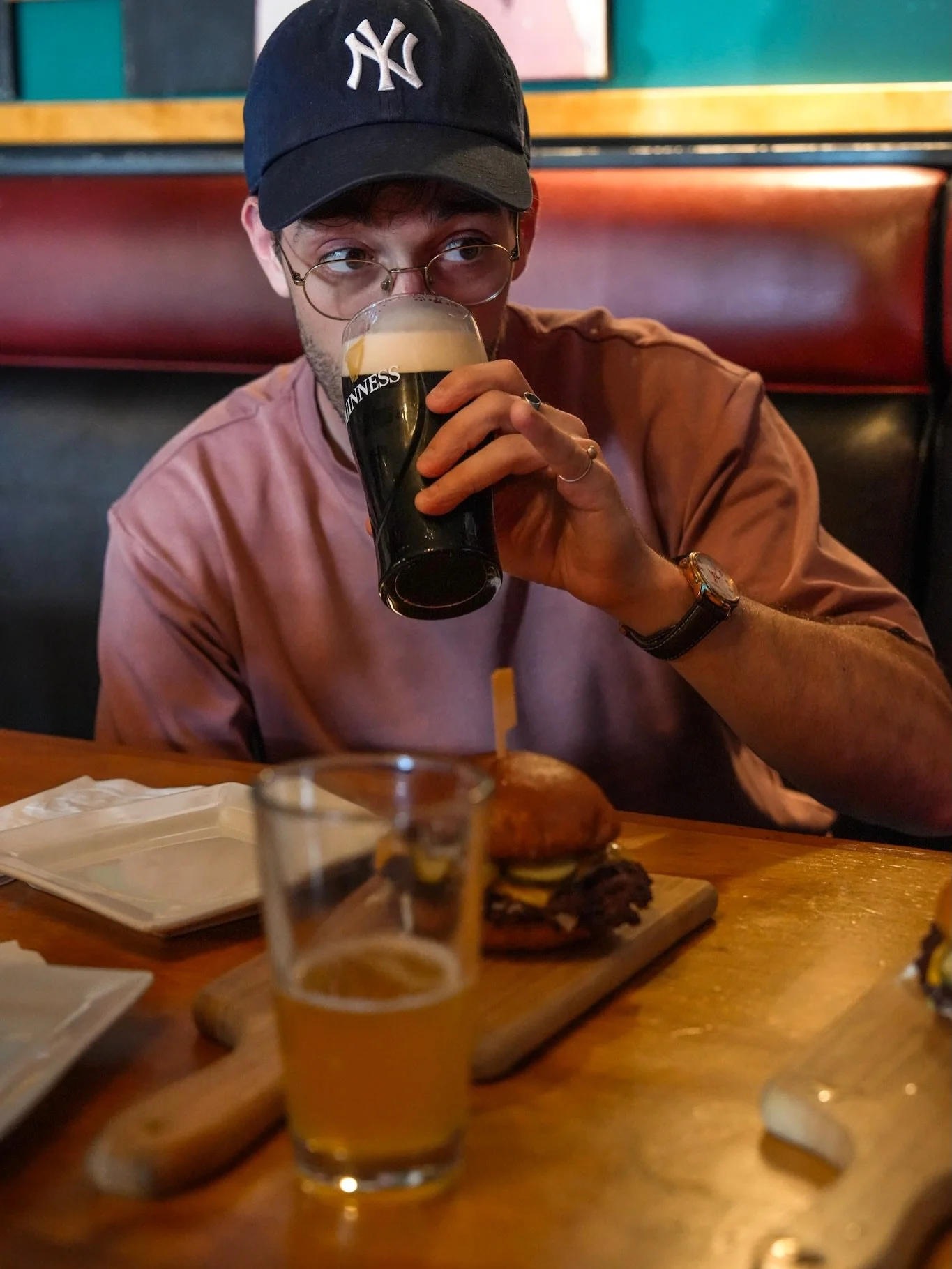 Pinky&rsquo;s up, G&rsquo;s down🍻

&bull;
&bull;
&bull;

#yyj #yyjeats #yyjbeer #bar