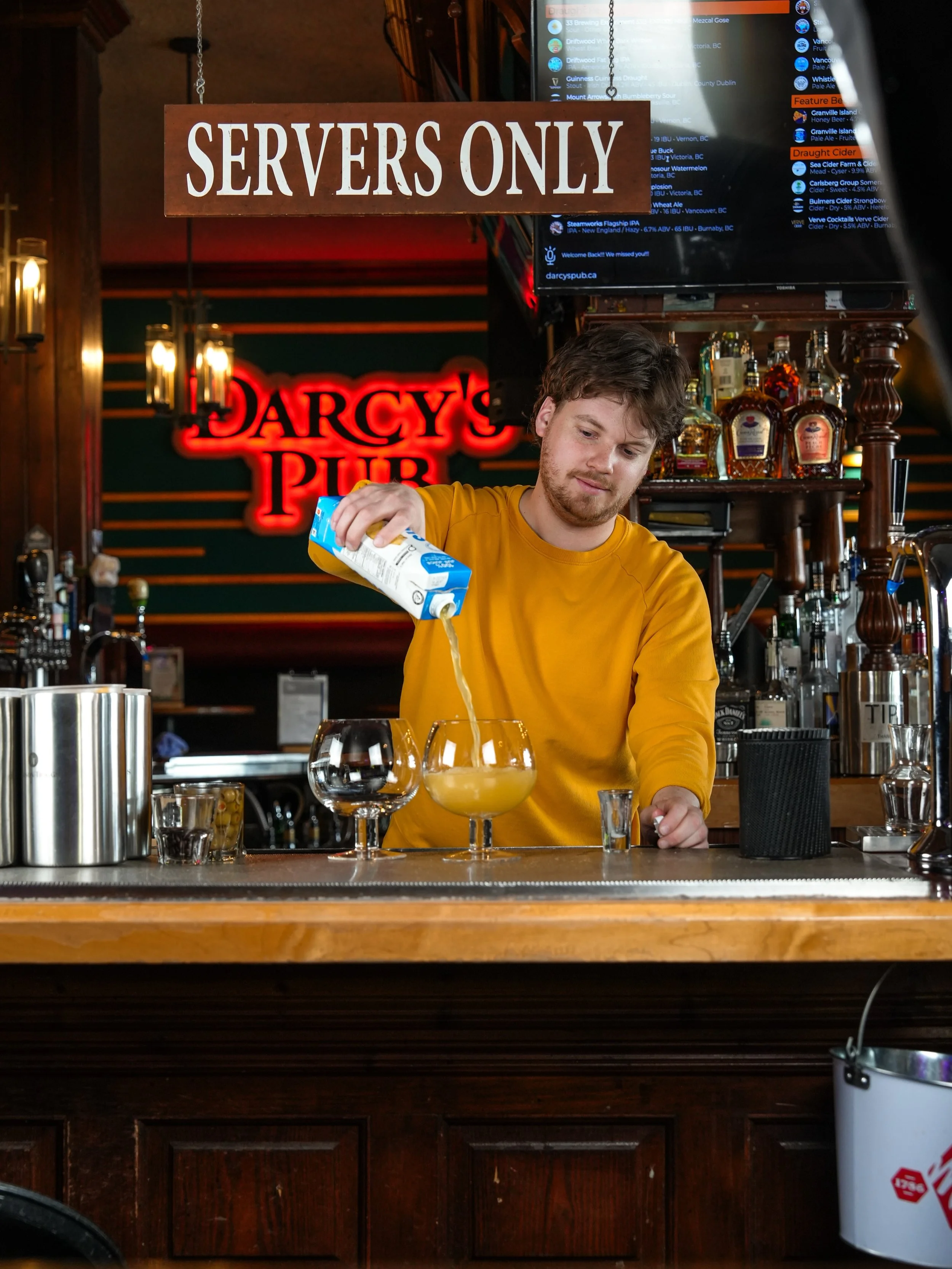 Servers only 🛑

#yyjdrinks #yyjeats #downtown