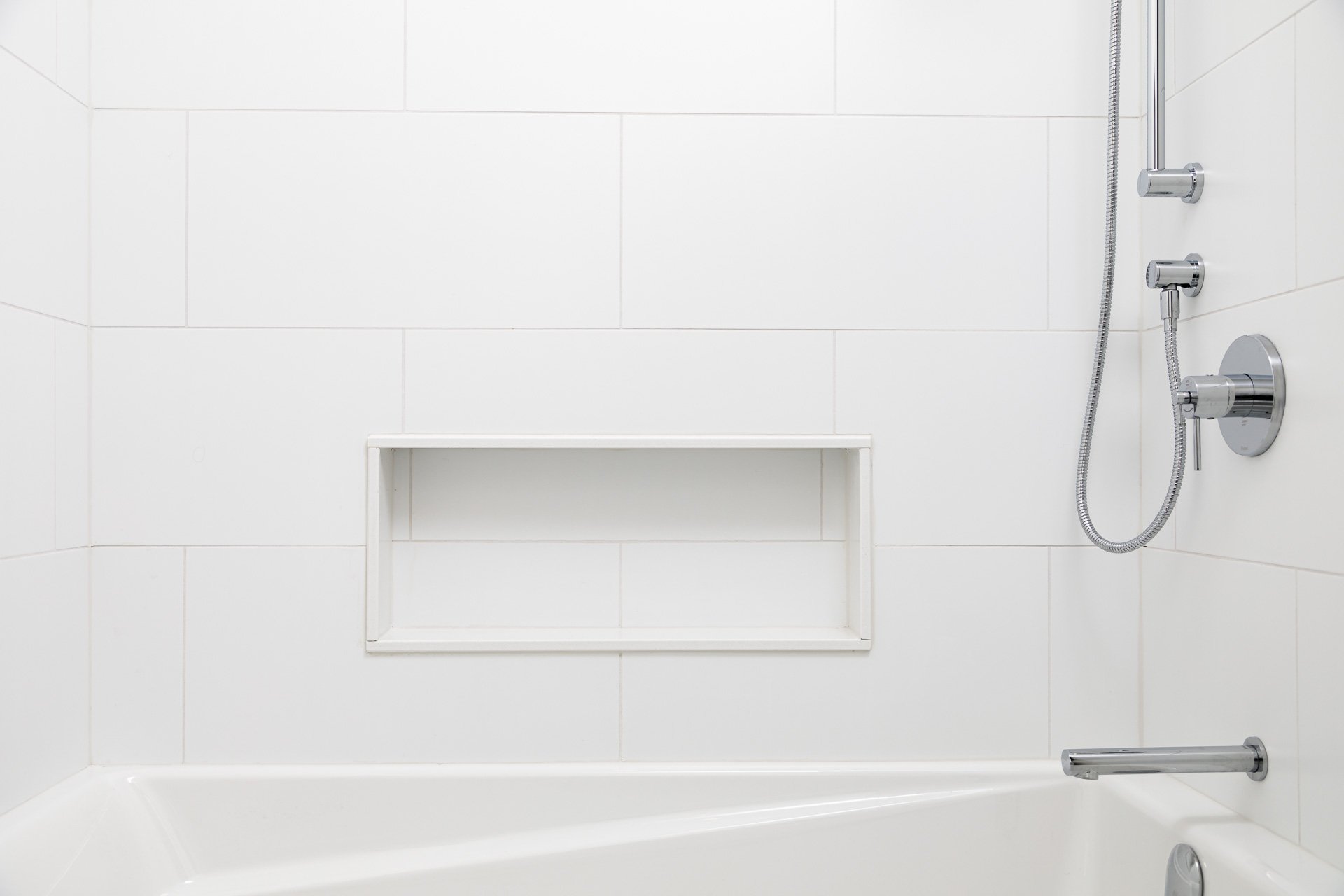 Collingwood tub surround tile niche.jpg