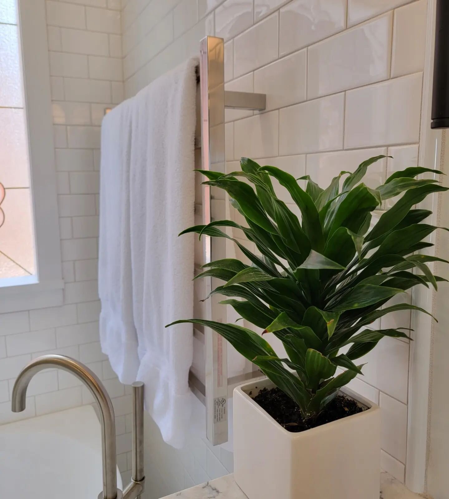 A heated towel rack and heated floors in the bathroom make all the difference 😊

.
.
.
.
.
.
.
.

.
.
.
.
.

#marquettemi #uppermichigan #upperpeninsulamichigan #vacationhome #vacationrental #airbnb #lakesuperior #puremichigan #travelup #upnorthmich