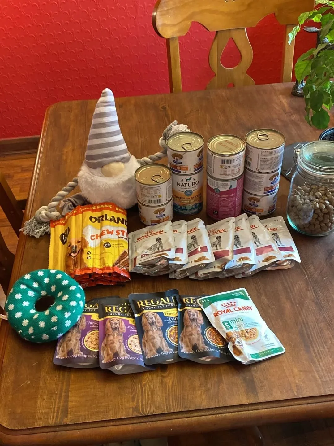 Thank you so much to Max and the team at @vets4petsuk in Reading for their amazing continued support with donations of pet food. 
Thank you so much - this will be gratefully received by our four legged guests! πΆ