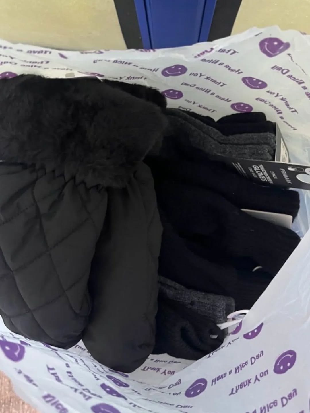 A really big thank you to our wonderful volunteer Daisy and the fantastic team at CQAD, @uniofreading 

Daisy came into New Beginnings with much needed gloves for our guests having rallied support at work! 

Thank you all so much - these are much nee