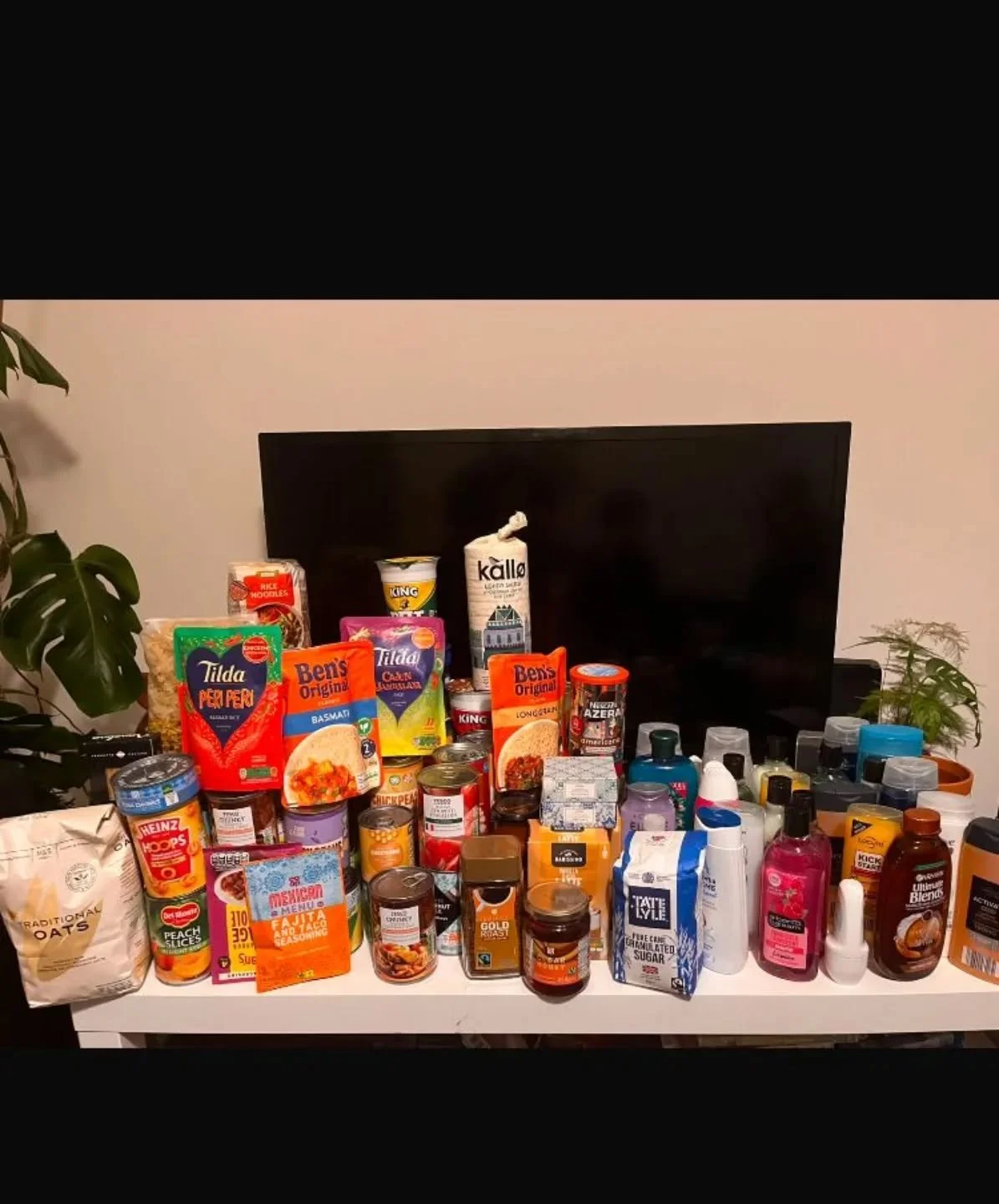 A really big THANK YOU to our amazing volunteer Isabel for organising the University of Reading Women's Football team and this amazing donation of pantry and toiletry items! 

These are much needed and will help make a big difference! 

Thank you all