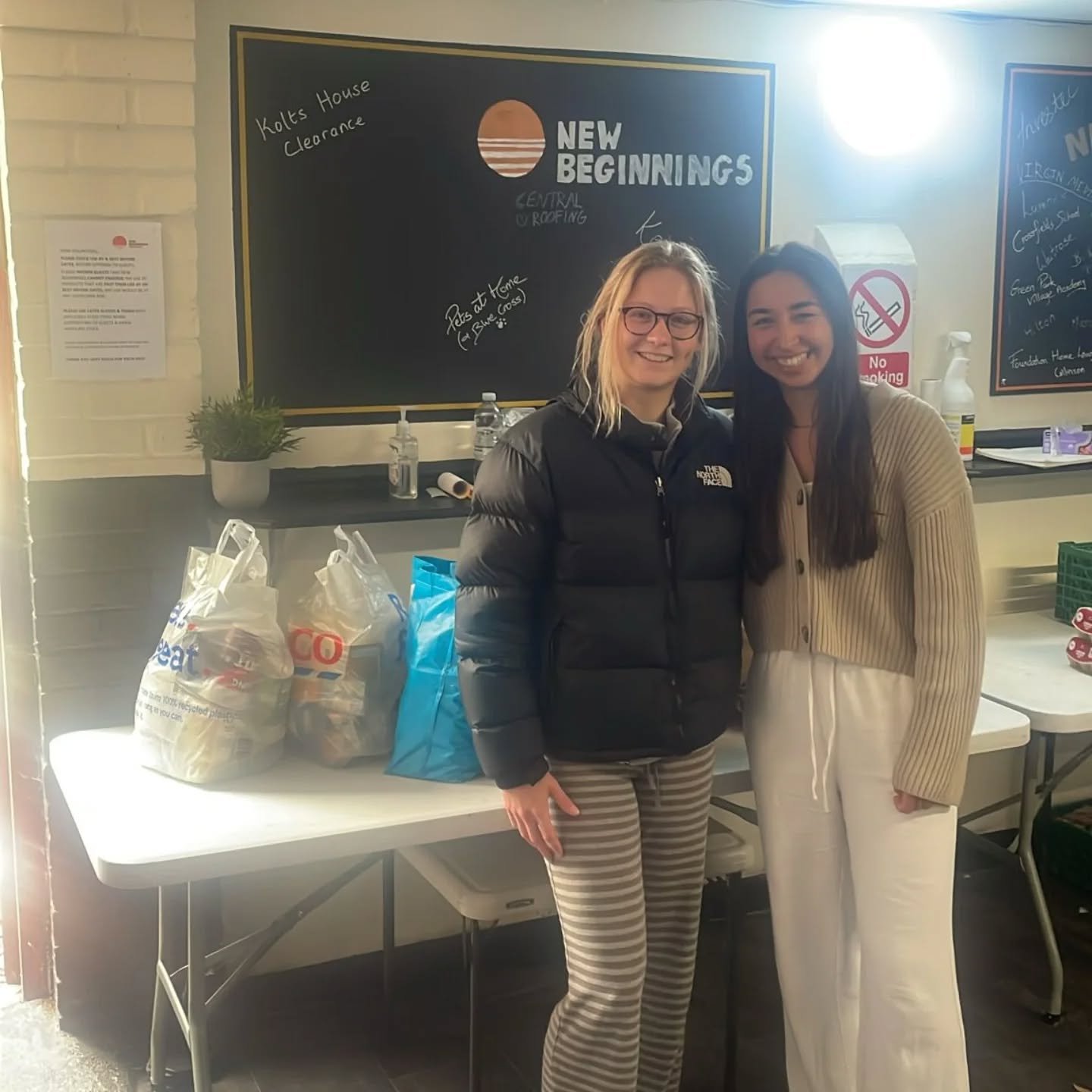 A huge Thanks to the women's football team of Reading University @_ruwfc  for coming to drop off a large donation of pantry stuff 🫶🏻

We really appreciate your support 😍
