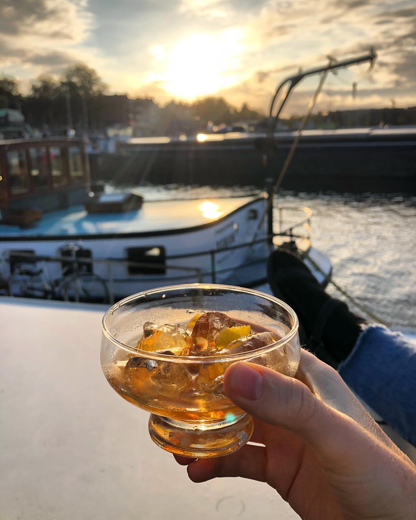 funky autumnal wild mushroom, black cardamom & lapsang tea vermouth feat. new boat home and @baberielle_yeager toes 🍄🤯