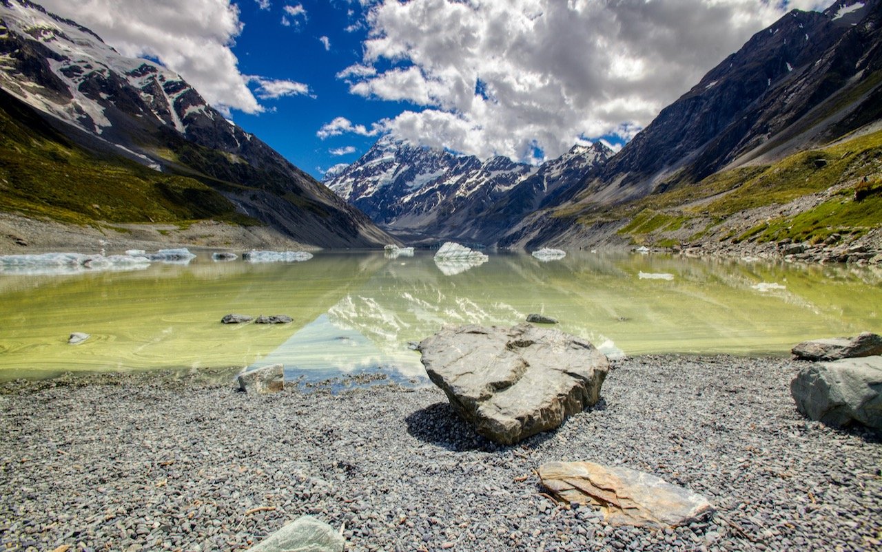   Hooker Valley Track, New Zealand (ISO 100, 16 mm,  f /10, 1/125 s)  