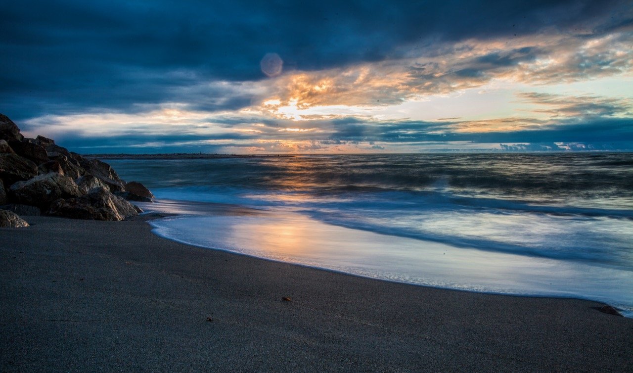   Hokitika Beach, New Zealand (ISO 100, 29 mm,  f /22, 1.6 s)  