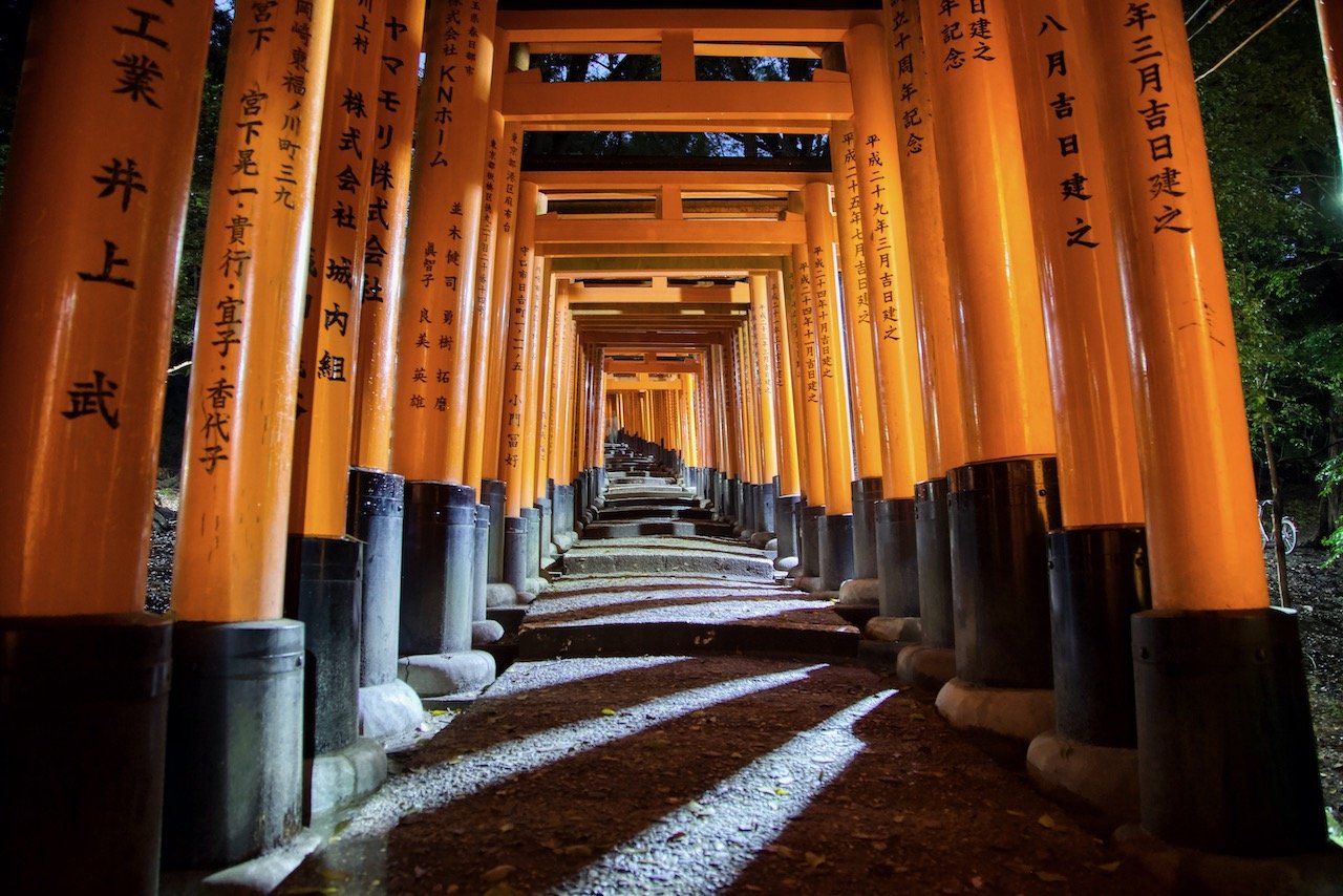  Fushimi-Inari Taisha Shrine, Kyoto, Japan (ISO 2500, 24 mm, f/4, 0.8 s)  